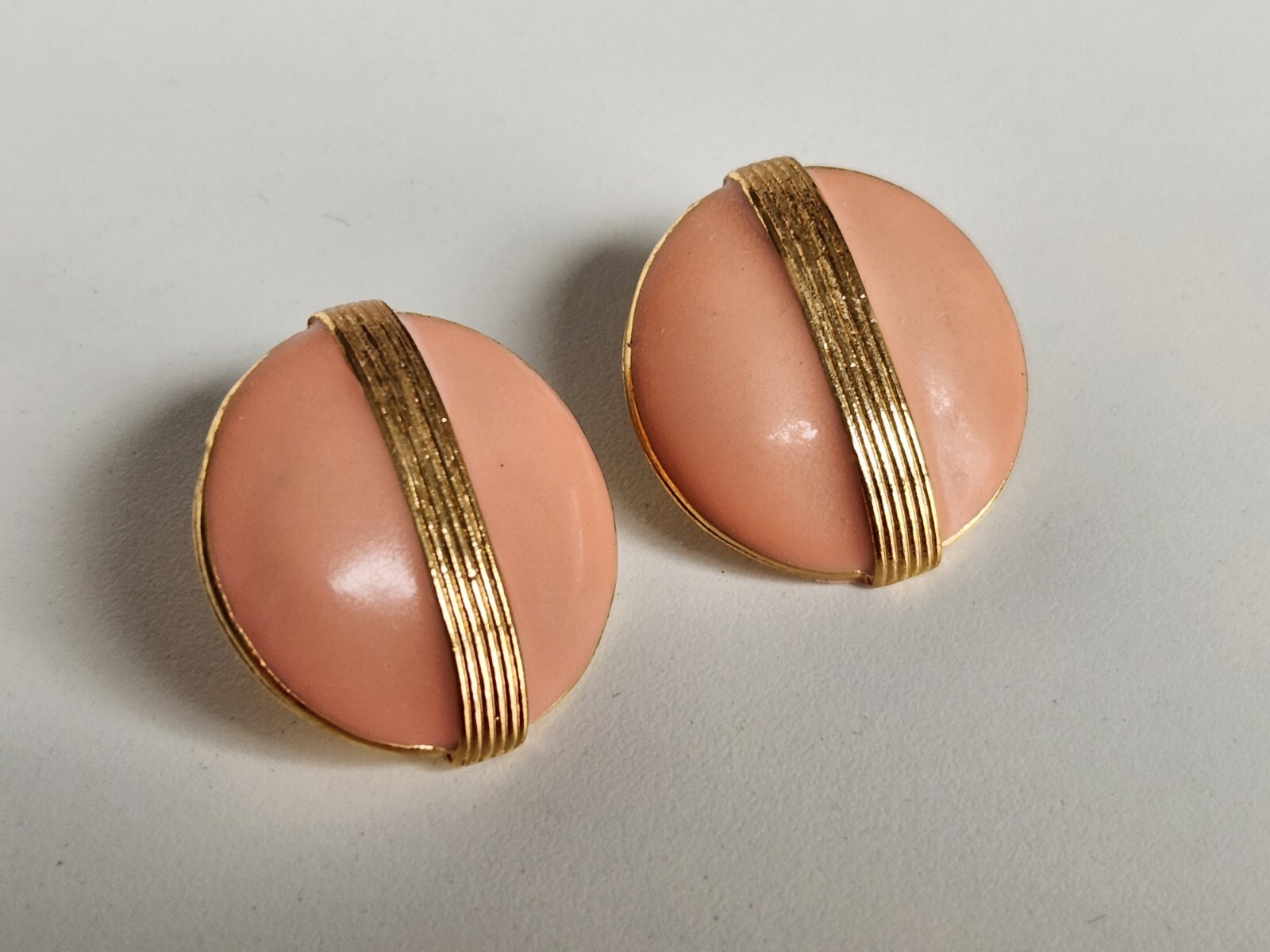 Vintage Salmon Color Round Enamel Earrings w Gold Tone Vertical Grooved Lines 1″