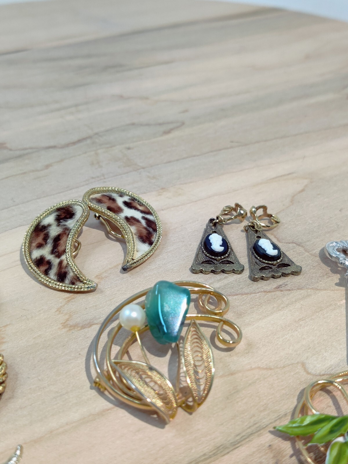 VTG 4 BROOCHS , 1 EARRINGS BROOCH SET, 1FAUX FUR LEAPARD EARRINGS CAMEO EARRINGS