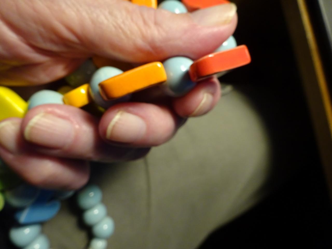 ANTIQUE 1970s PARROT PEARLS COLORFUL NECKLACE “Ceramic Beads & Hearts” STUNNING
