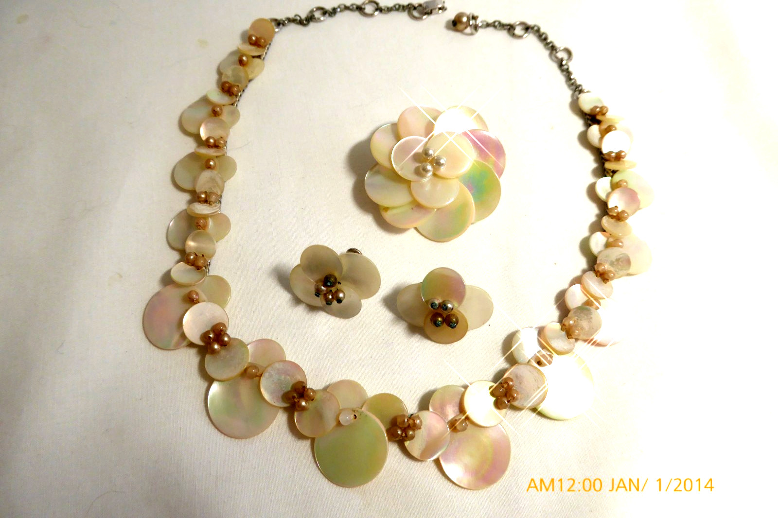 VINTAGE IRIDESCENT MOTHER OF PEARL NECKLACE, EARRINGS & BROOCH SET