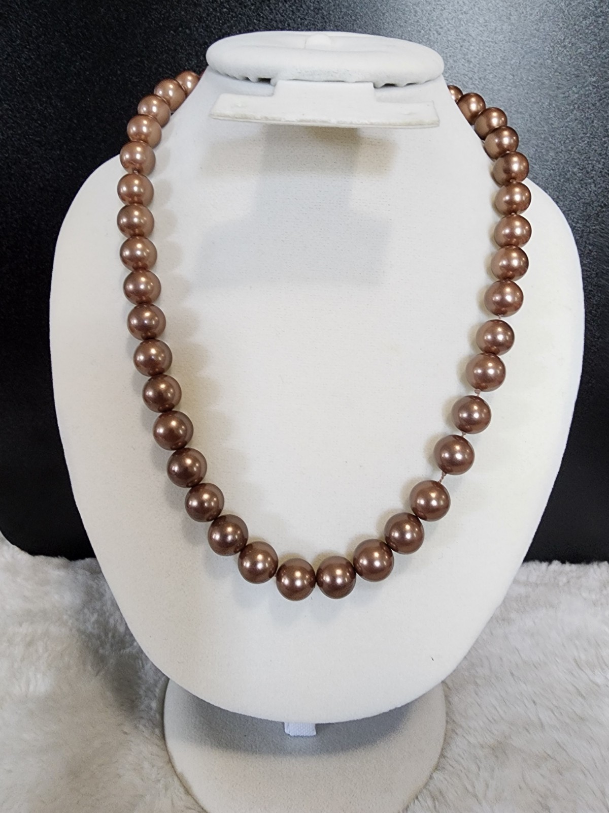 Vintage faux pearl necklace in a bronze tone with a 925 silver clasp. 45 cm long