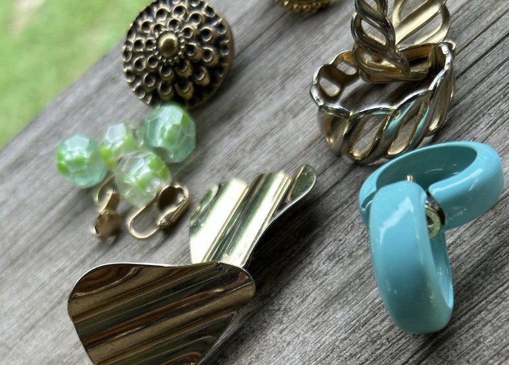 24 Pair Of Vintage Clip-on jewelry Earrings. Stylish 60s-80s Some Name Brands