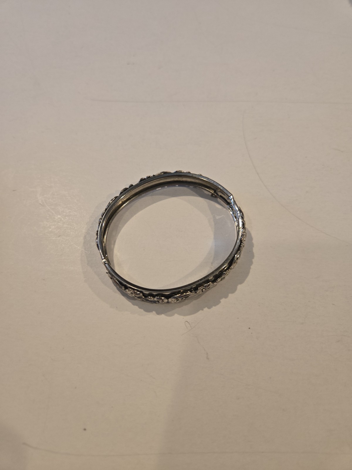 Vintage Women’s Silver Hinged Bracelet W/ Floral Design