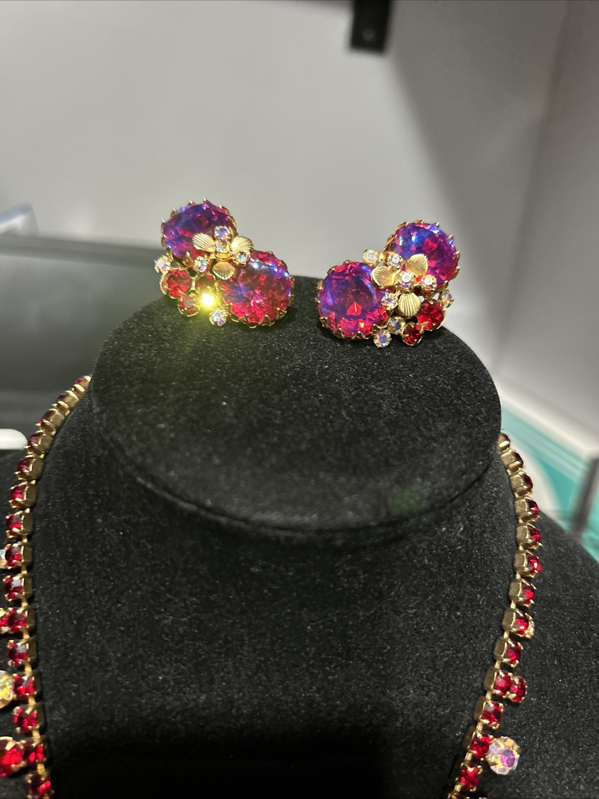 Vtg Stunning UnSigned REGENCY Iridescent Red Glass Stones AB Demi Parure Set