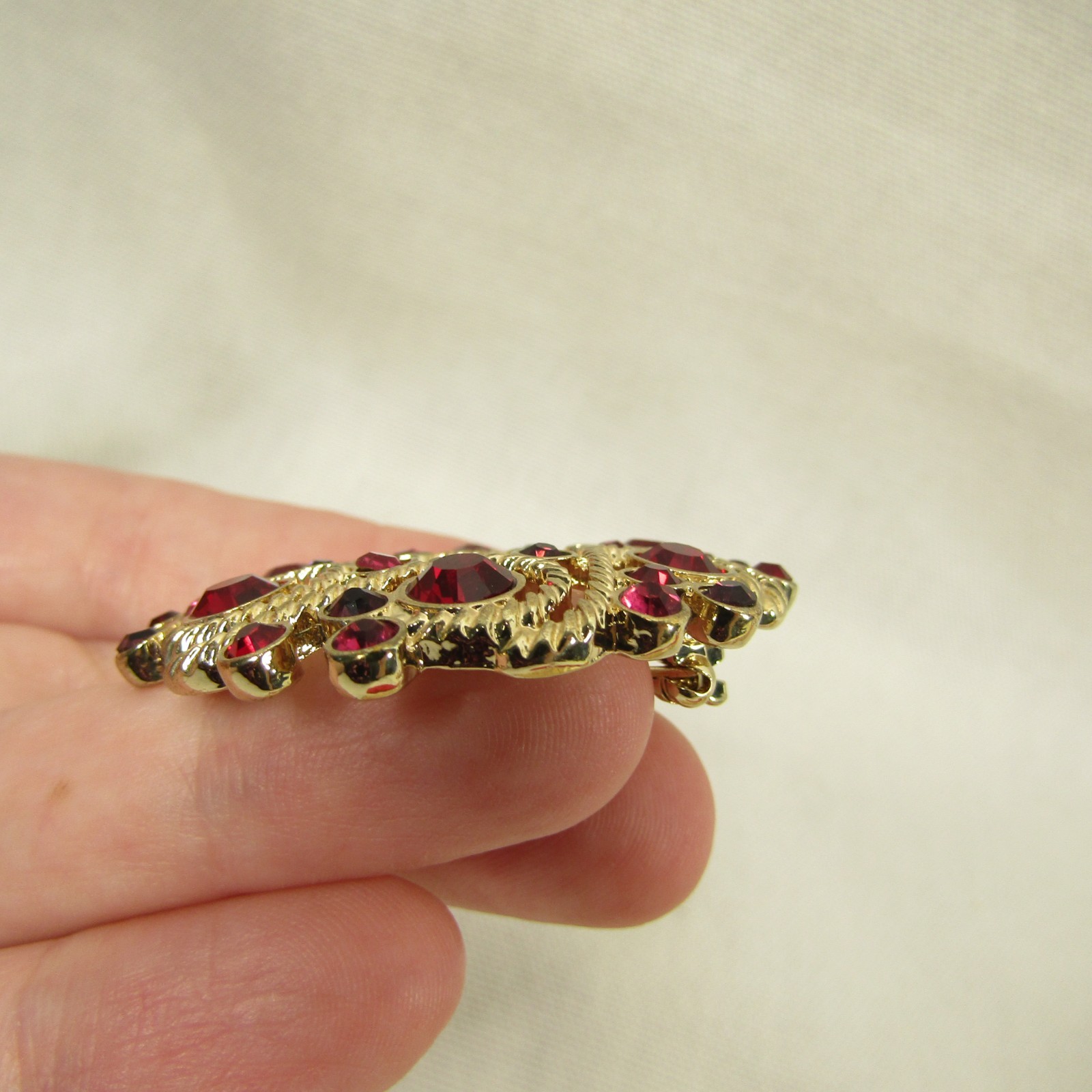 Napier Wreath Brooch Pin Gold-tone Rhinestone Red Pink Purple Almost 2″ diameter