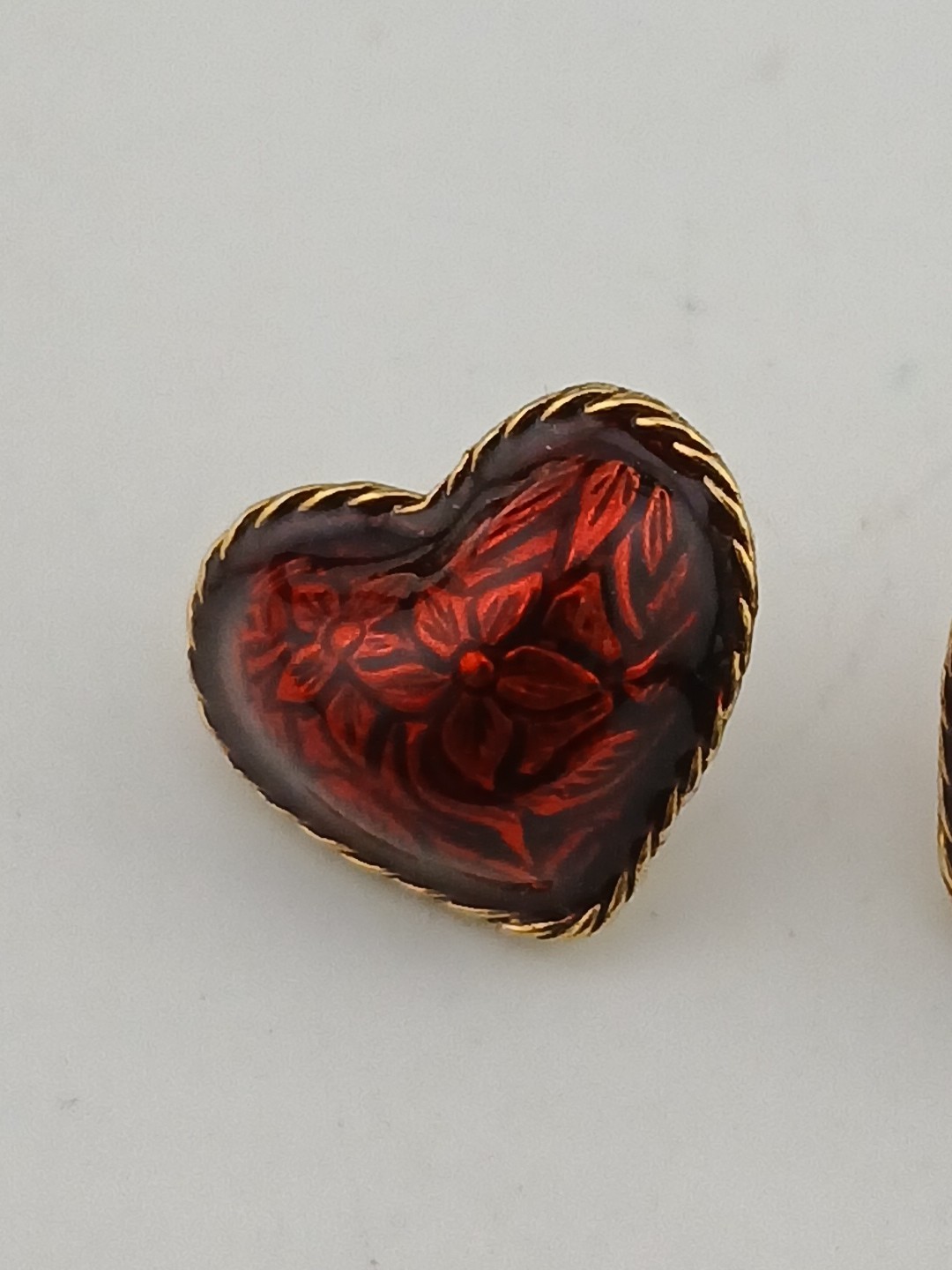 1995 Avon “HEARTS AFIRE” gold tone red enamel floral designs pierced earrings