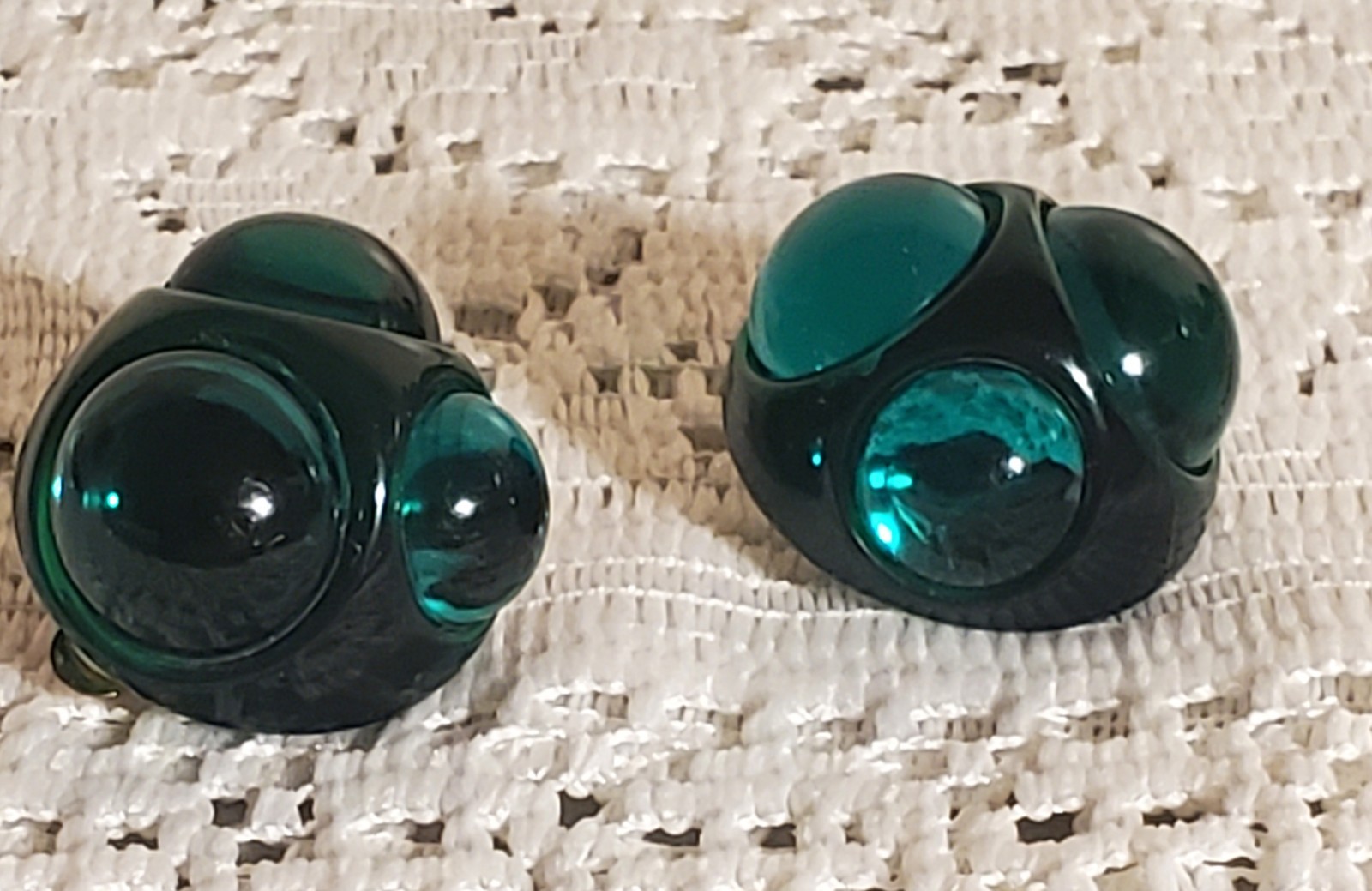 HUGE VTG 80S VOGUE STYLE GREEN ON GREEN EARRINGS CHUNKY MOGAL LUCITE CLIP-ON
