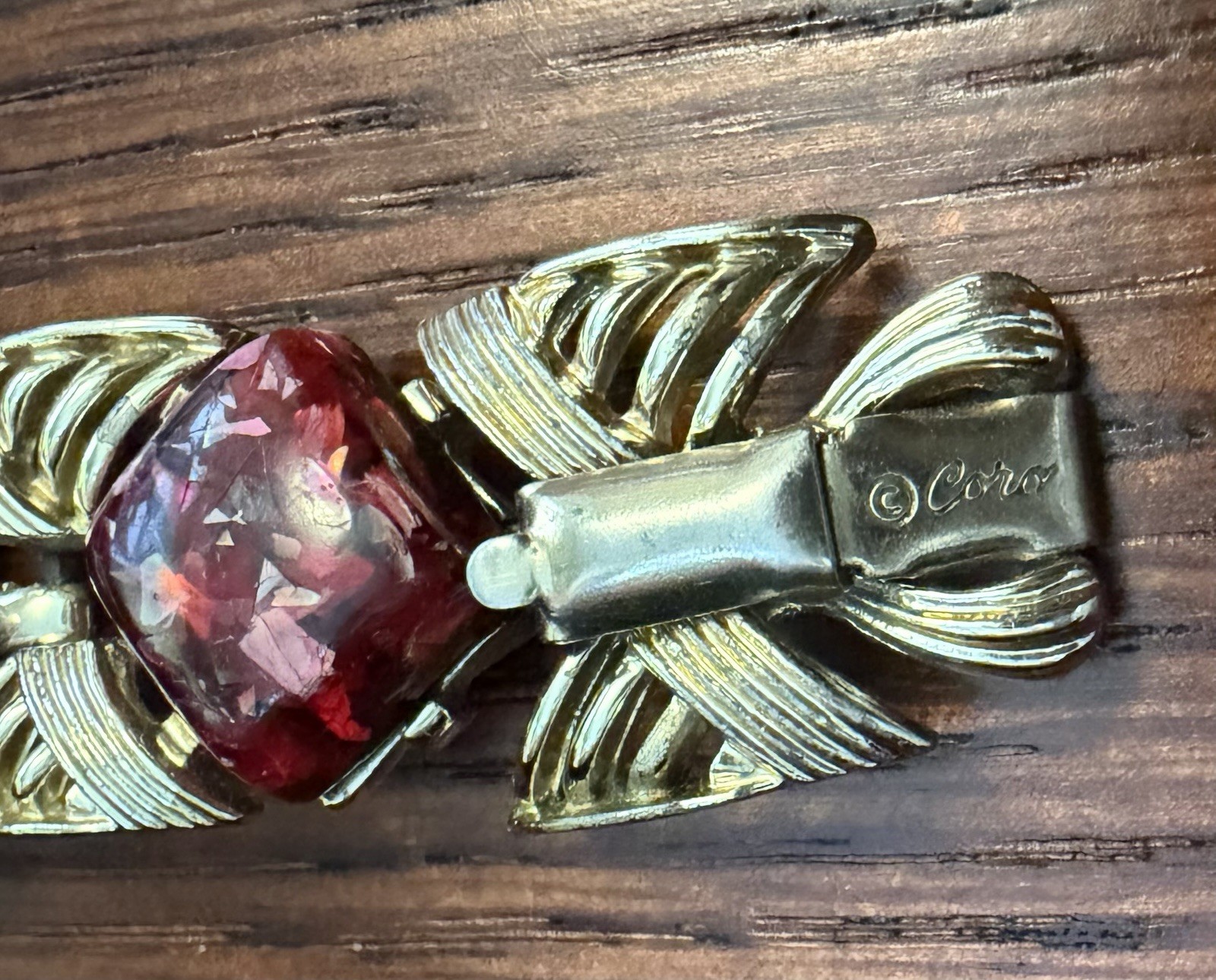 Vintage Gold Tone Coro Confetti Red Lucite 7″ link Bracelet