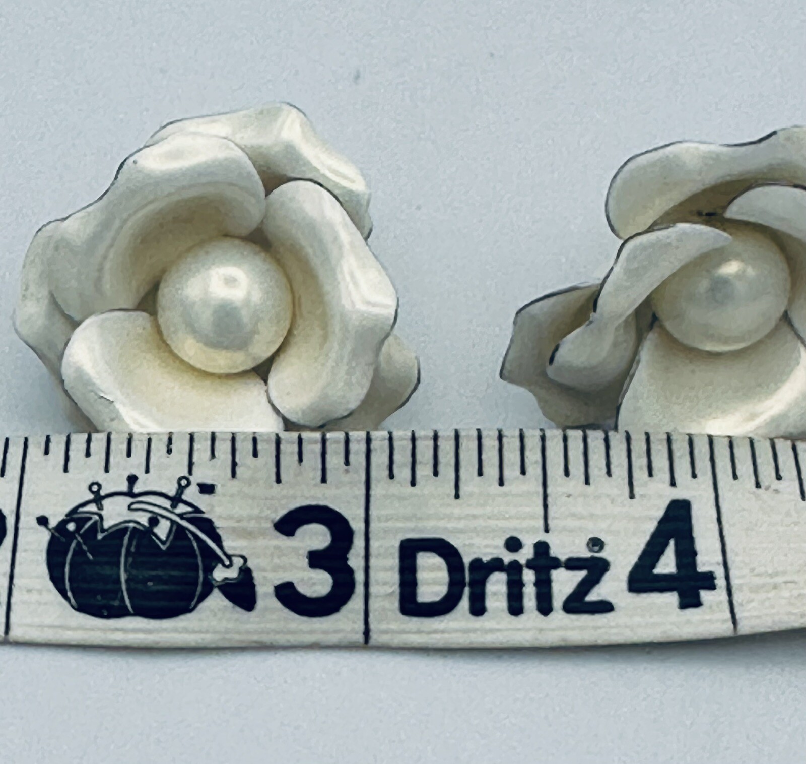 Vintage White Enamel Pearl Finish Metal Flower Earrings Clip On 1.5” ￼