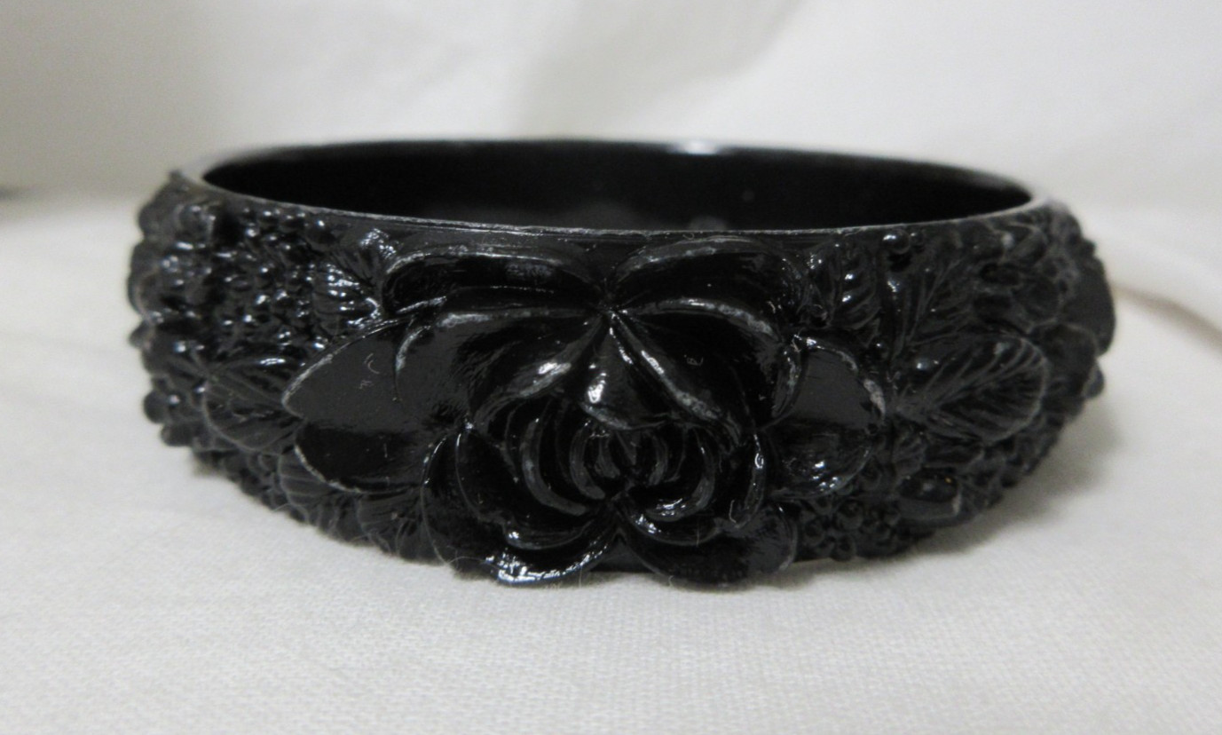 Vintage Molded Black Lucite Floral Bangle Bracelet 7 1/2″