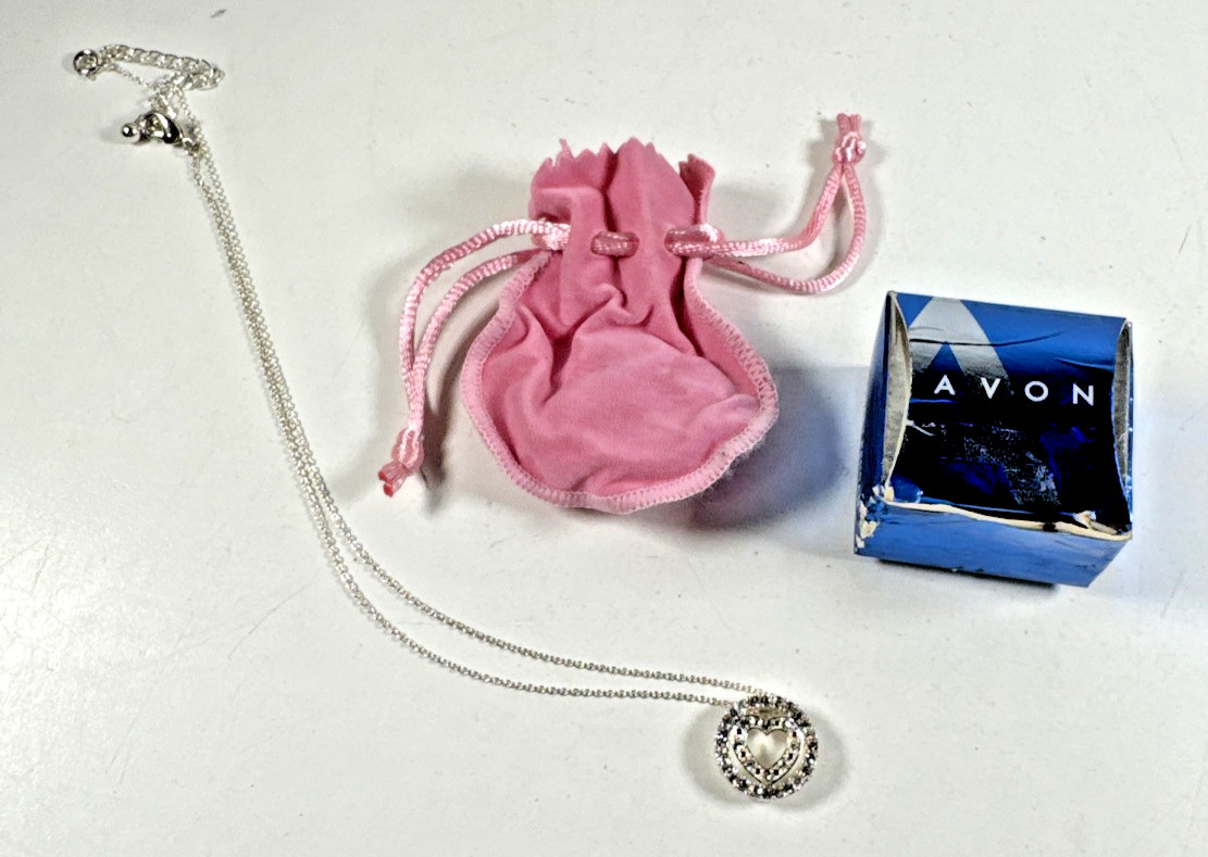 NOS IN BOX 2007 Avon Silver Tone Circle Heart Necklace in Pouch 16″ w 3”Extender