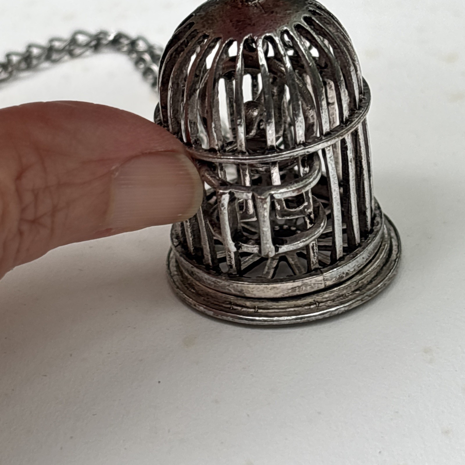ESTATE VINTAGE SILVER TONE BIRD CAGE PENDANT ON CHAIN NECKLACE 30″ ARTICULATED