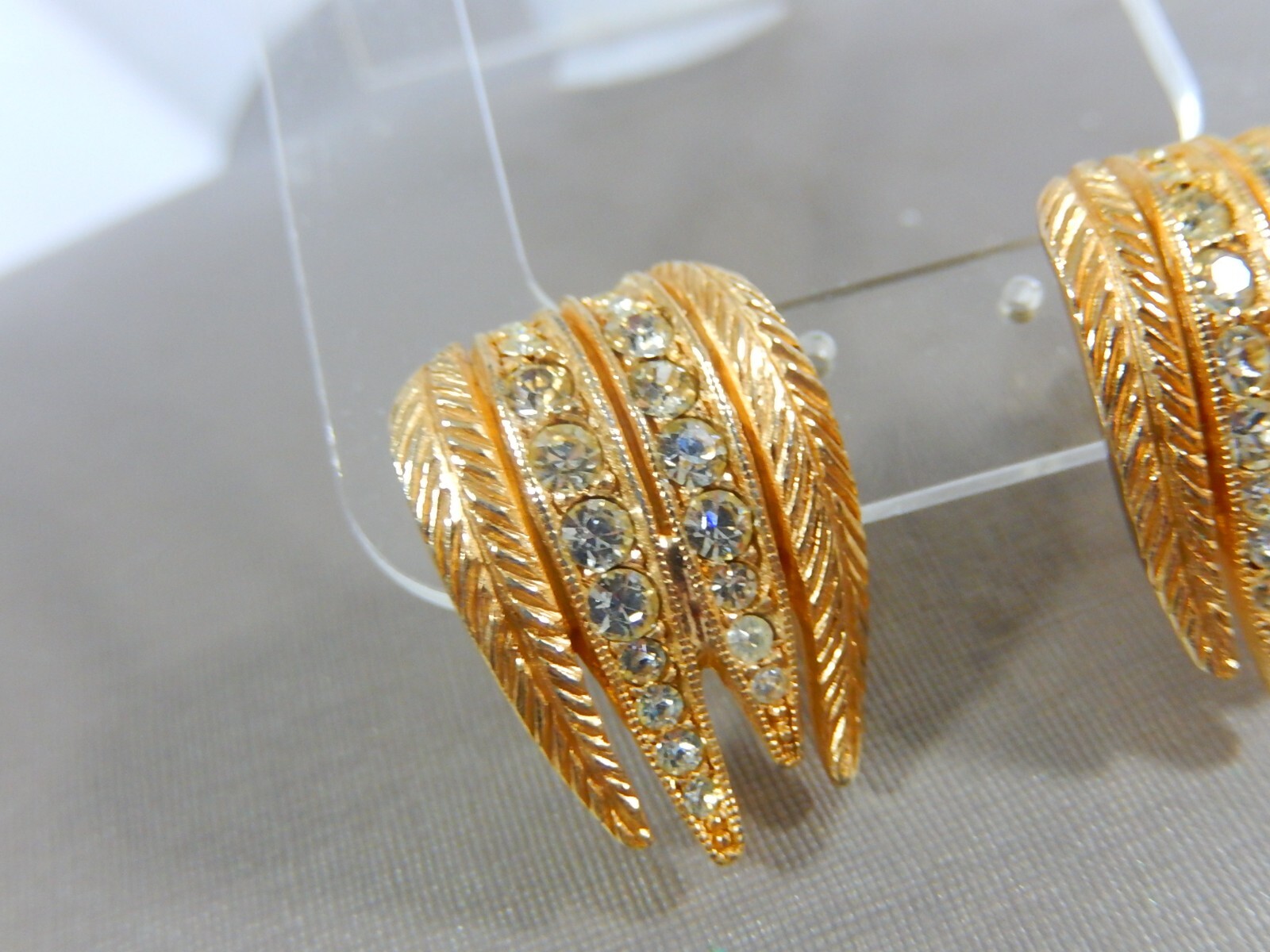 VTG SIGNED CASTECLIFF GOLD TONE GRADUATED RHINESTONE ADJUSTABLE CLIP ON EARRINGS