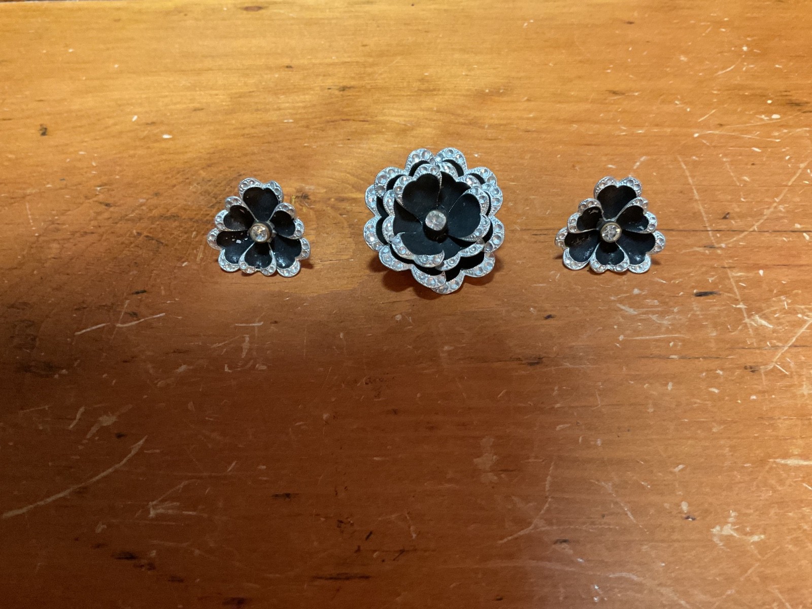 VTG Eloxal aluminum pin & ear ring set black flower Gemany