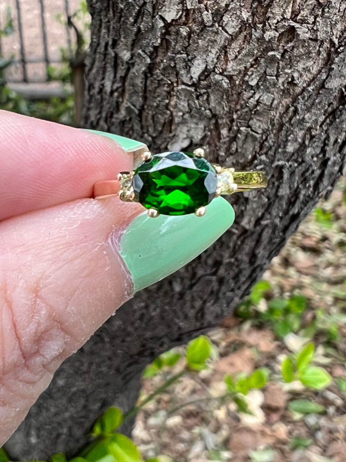 VINTAGE 14K GOLD OVAL EAST WEST SET DESIGN DIOPSIDE VIVID GREEN TOURMALINE RING