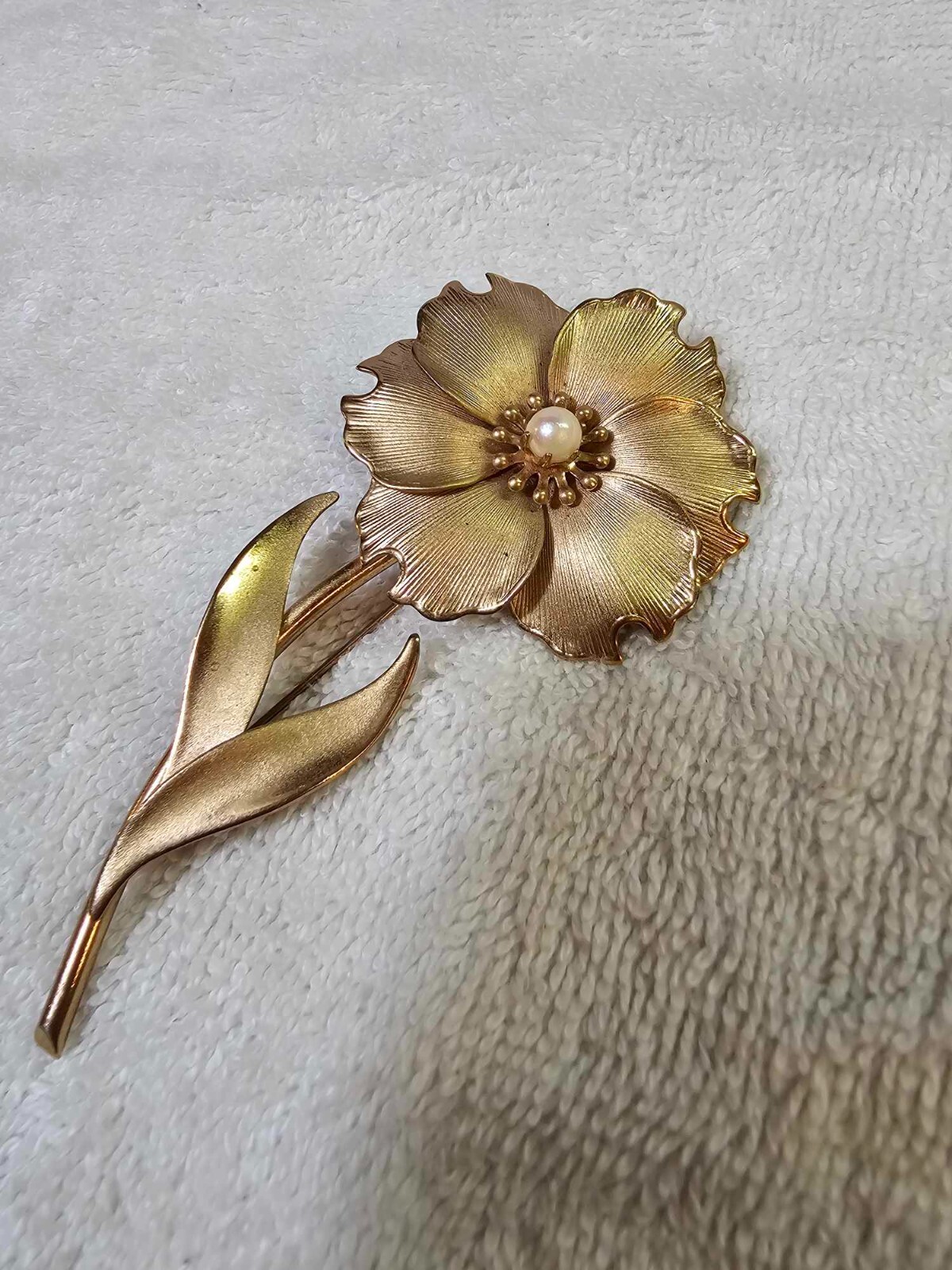 Vtg Goldtone poppy flower brooch Pin w/ Faux Pearl