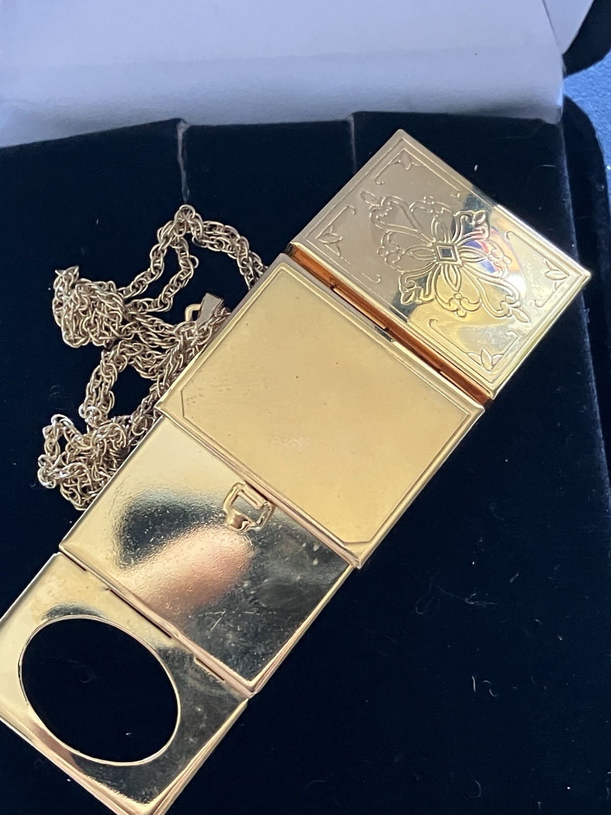 Avon 1991 Vintage “Brag Locket” IOB 5 Photo Picture Goldtone Necklace Pendant
