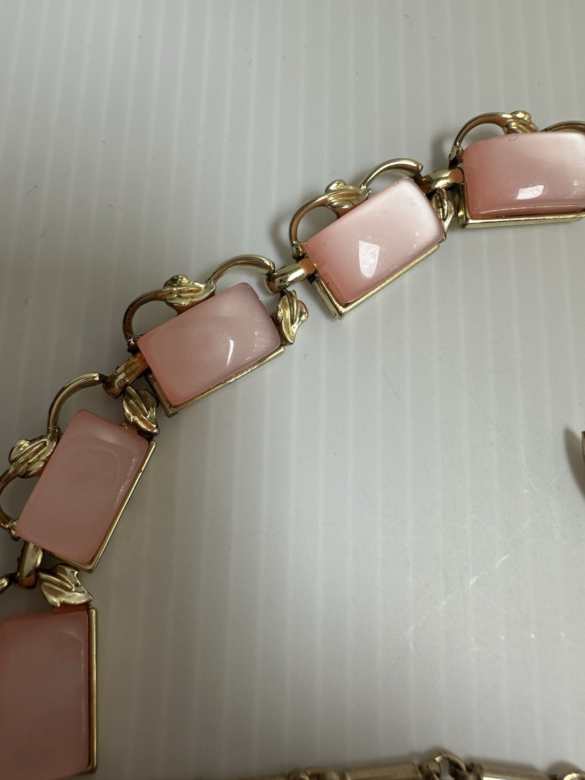 VTG 1950 SIGN CORO SET NECKLACE 17”BRACELET 7’ GOLD TONE THERMOSET PINK MOONGLOW