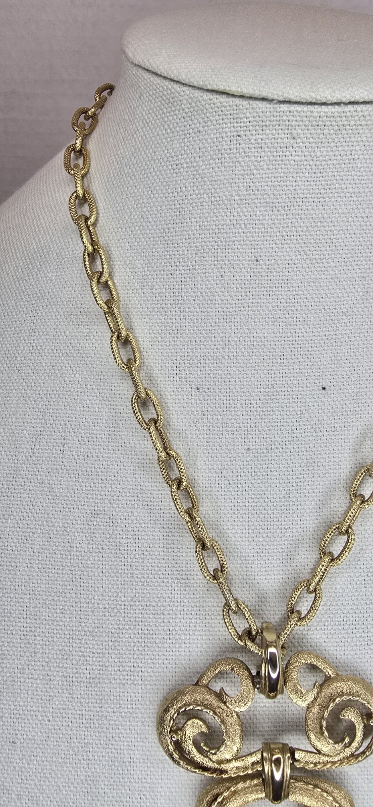 Vintage Gold Tone Chunky Chain Necklace Articulated Brushed Texture Pendant 20”