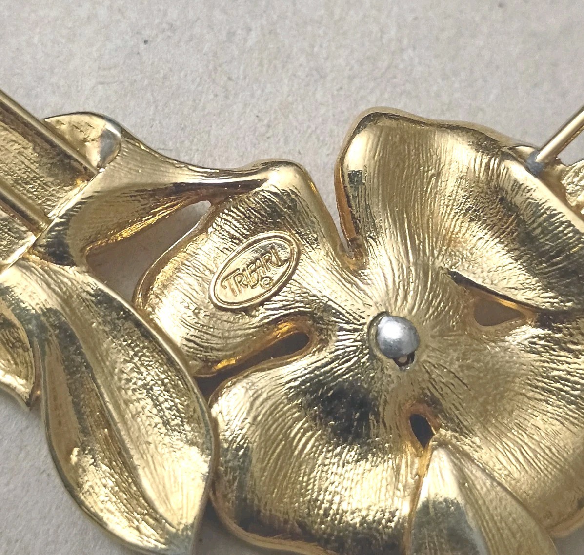 Vintage TRIFARI DOGWOOD FLOWER Choker Necklace Off White/ Cream Enamel Gold Tone
