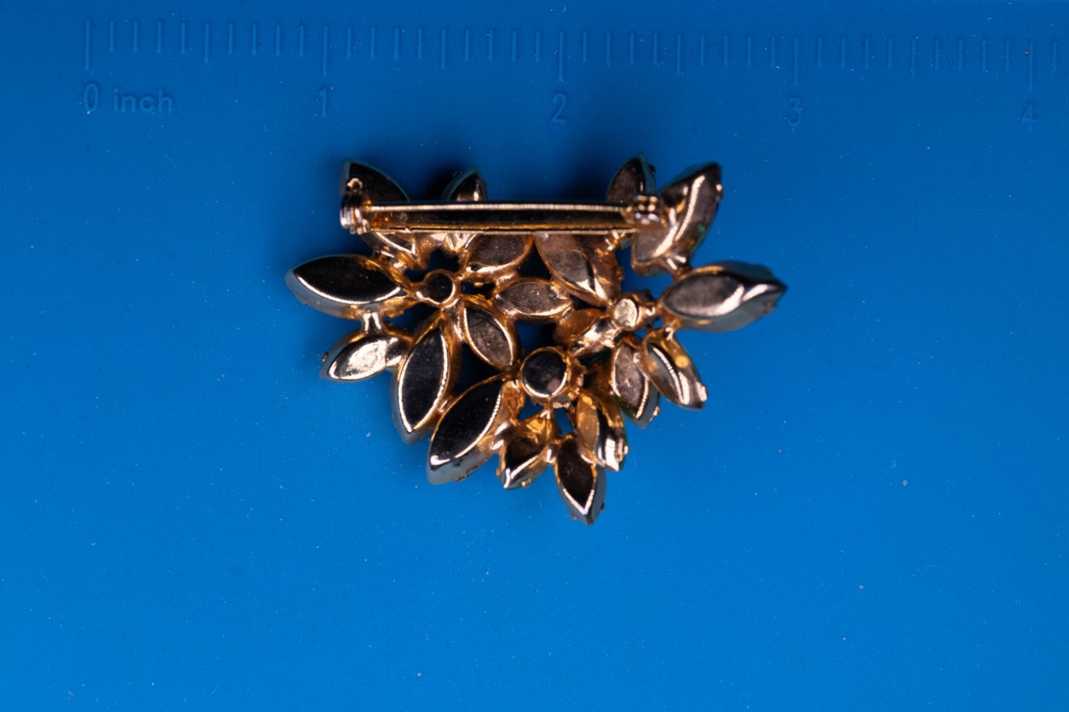 Vintage Floral Cluster Brooch Gold Tone 2.5″ Green Rhinestone Leaf Pin