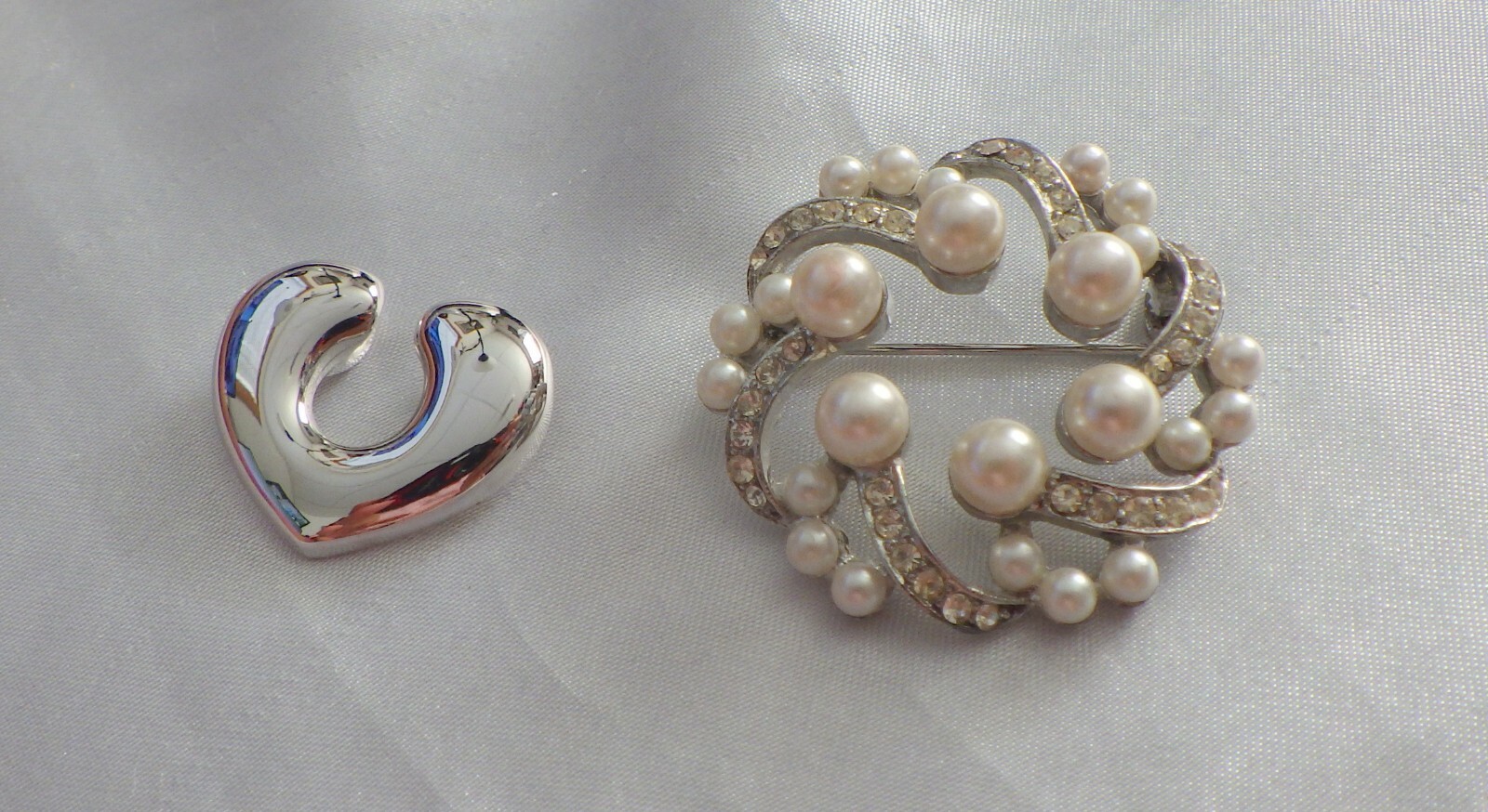 TWO ITEMS FOR AUCTION, JOAN RIVER PENDANT SILVER TONE 1″ & PEARL BROOCH ON SILVE