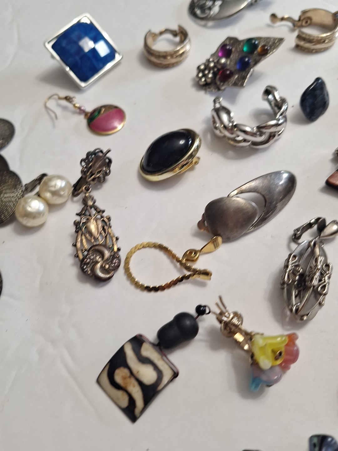 Costume Jewelry Earring Lot 40 pc pre-owned SINGLES AND PAIRS. AS IS . JZ