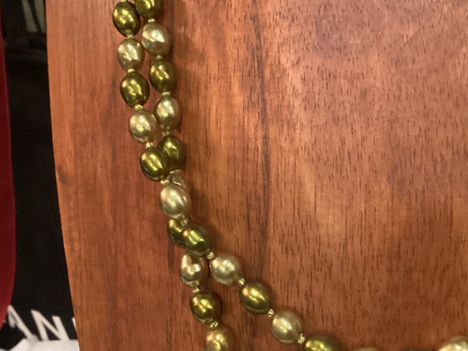 VINTAGE AUTHENTIC HAND KNOTTED OLIVE GREEN NATURAL PEARLS UNIQUE CLASP NO RES