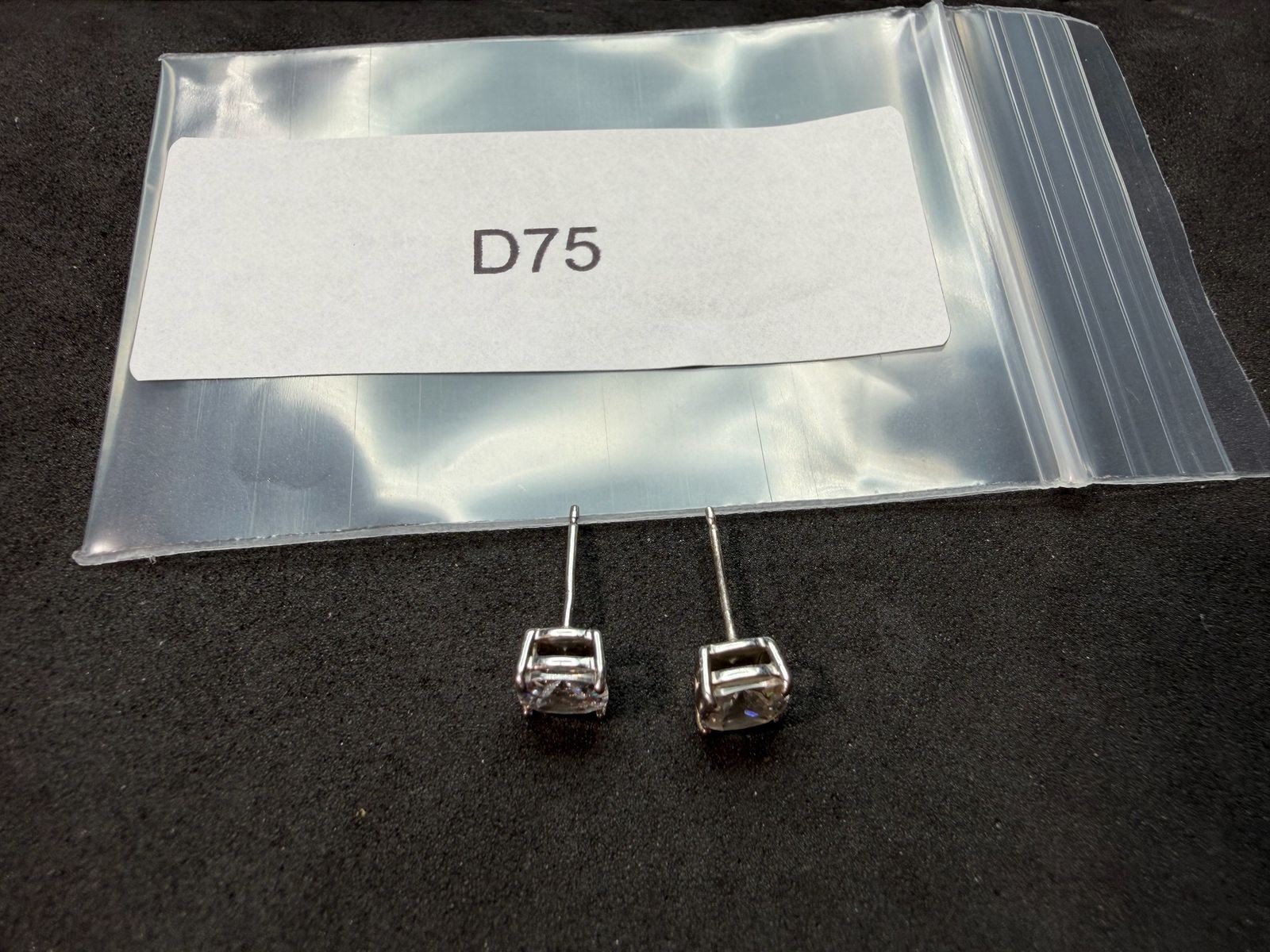 1.53g Vintage Sterling Silver 925 Cushion Cut Sparkling Stud Earrings M