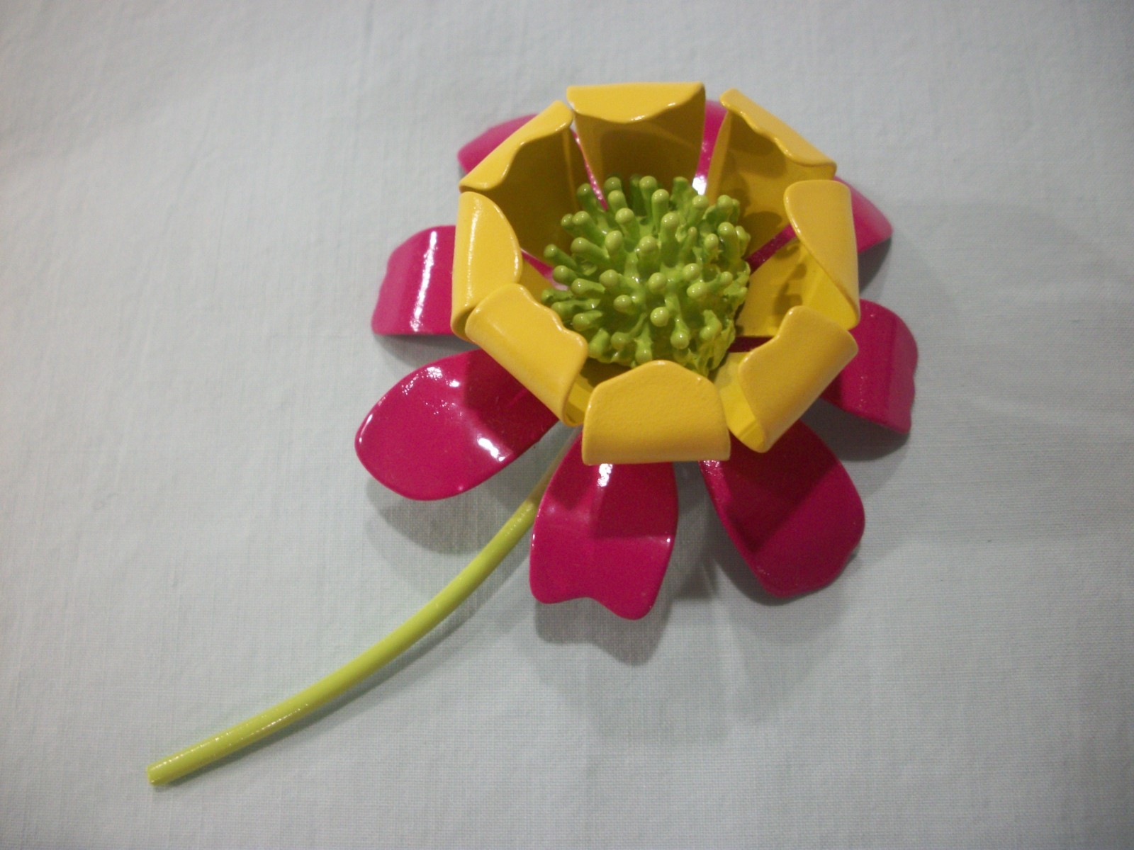 ViNTaGE MeTaL ENaMeL**FUCHSIA/YELLOW/LIME GREEN**FLoWeR PiN/BRooCH (RARE BEAUTY)
