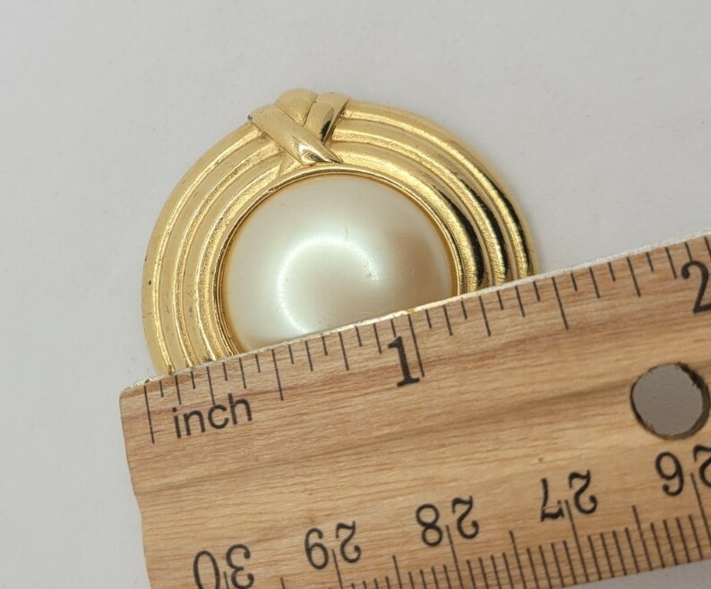 Monet Faux Pearl Goldtone Round Brooch Pin Classic Signed Vintage 1950s