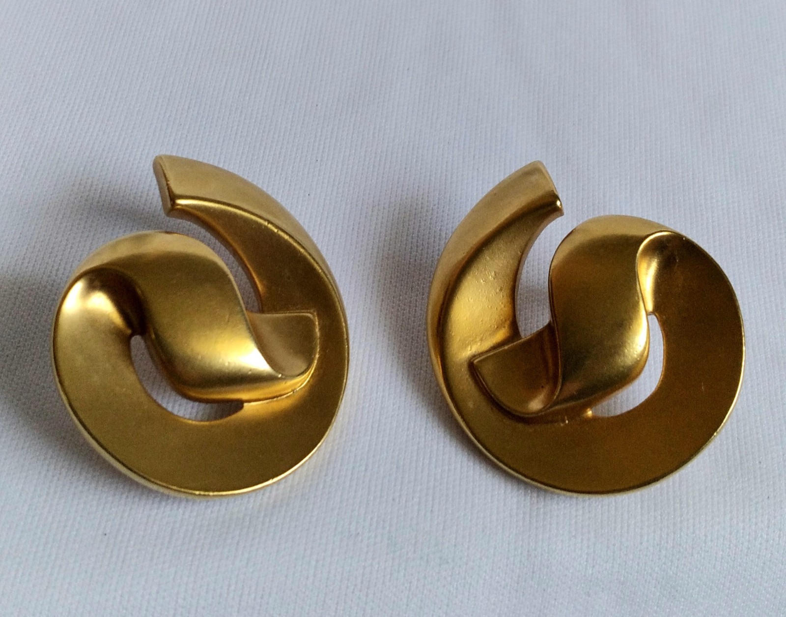 Vintage Round Swirl Ribbon Brushed Gold Tone Statement Earrings Pierced Ears
