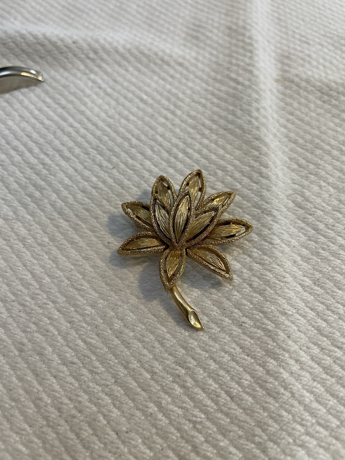 Avon Vintage 1971 Precious Pretender Pin