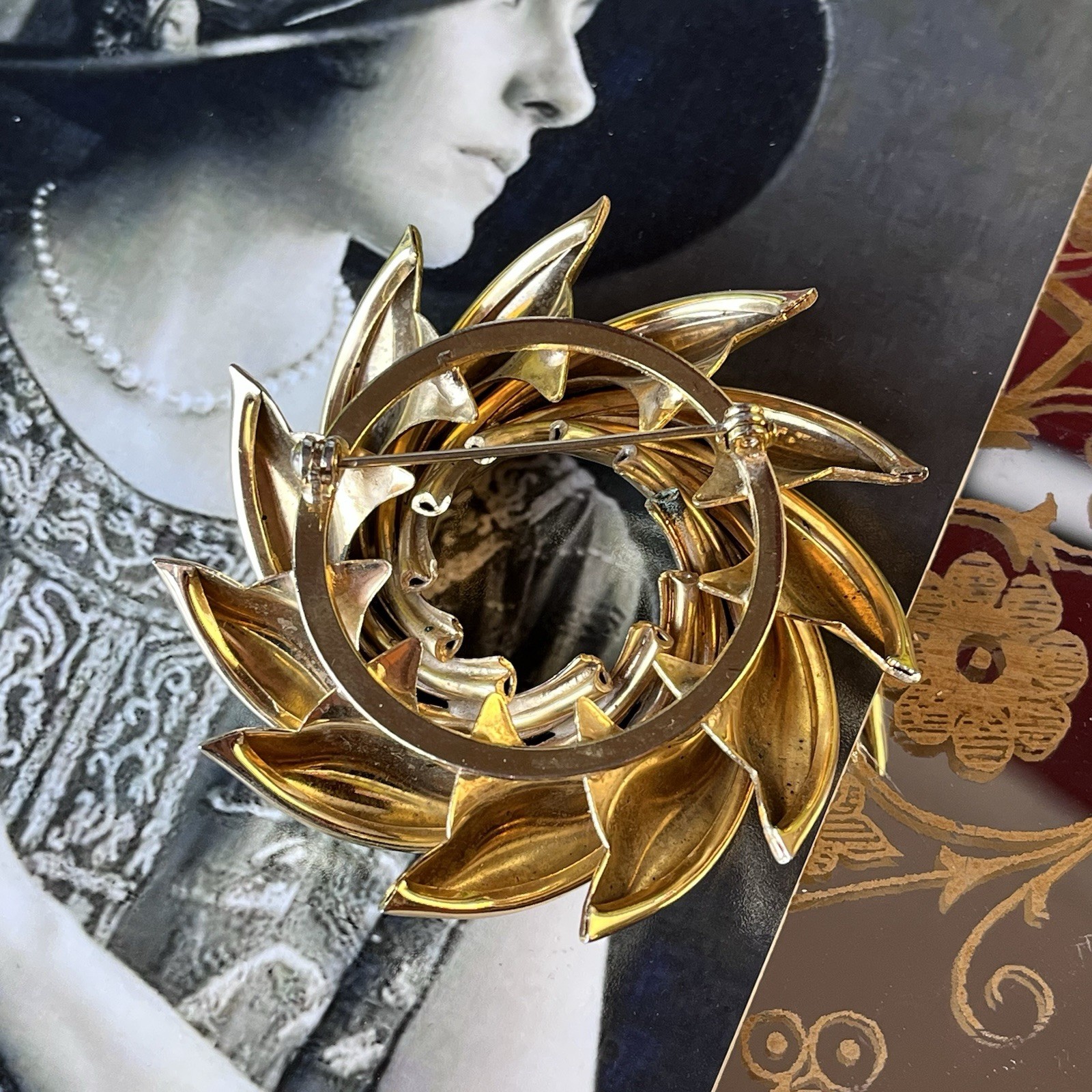 Vtg Gold Tone Swirl Pinwheel Circle Brooch – 2.5” – Mid Century – Rollover Clasp