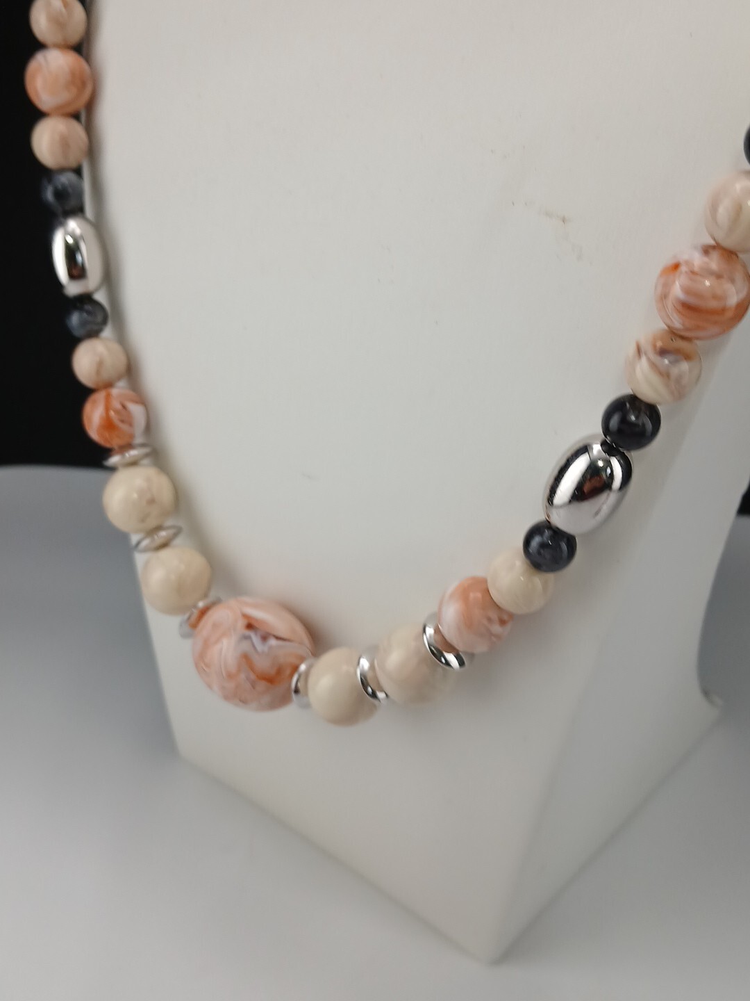 Avon 1988 Desert Sands Lucite Silver Tone Necklace And clip-on Earring Set