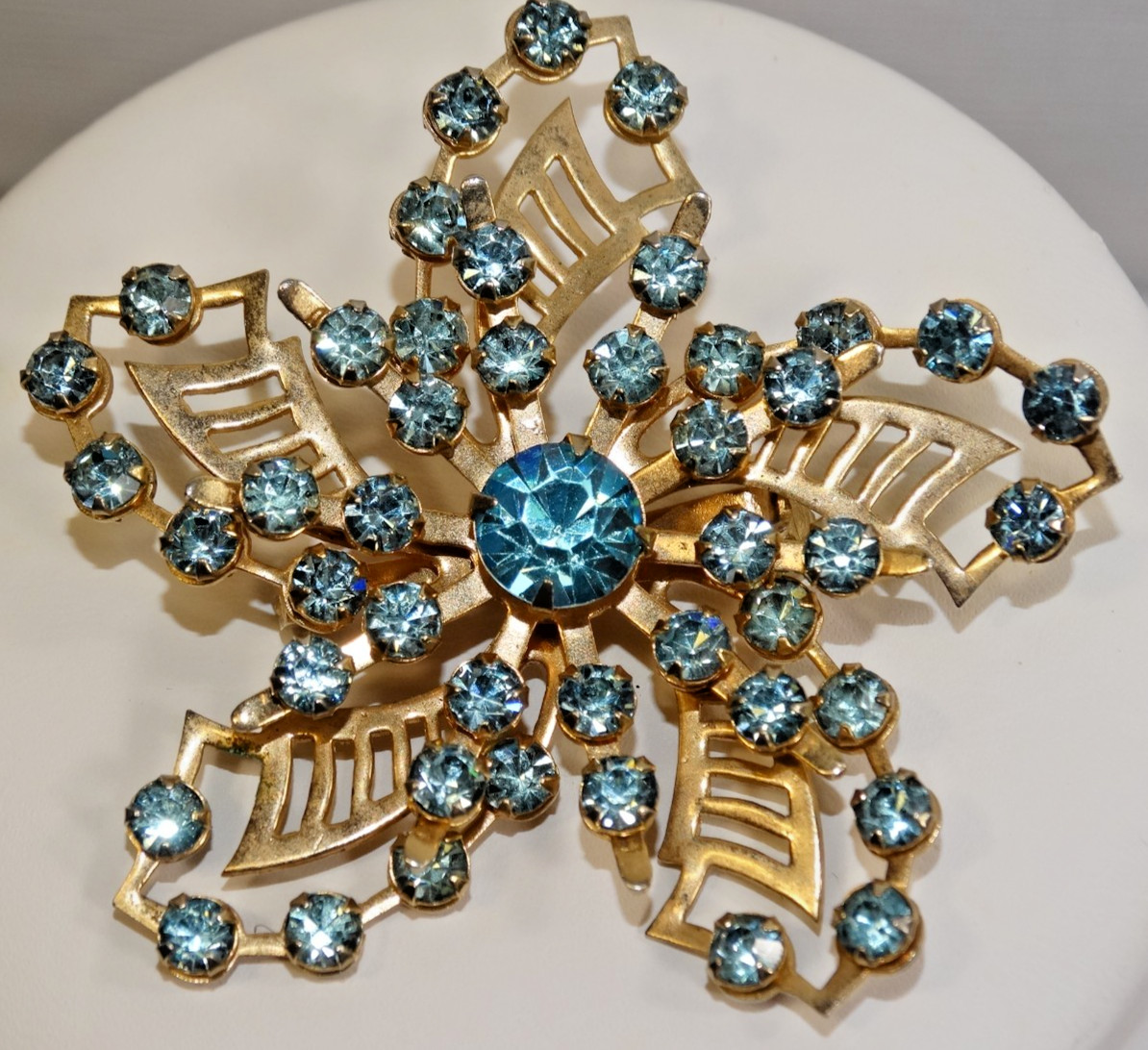 A11 VINTAGE RHINESTONE BROOCH PINWHEEL AQUA BLUE STONES GOLD METAL UNSIGNED