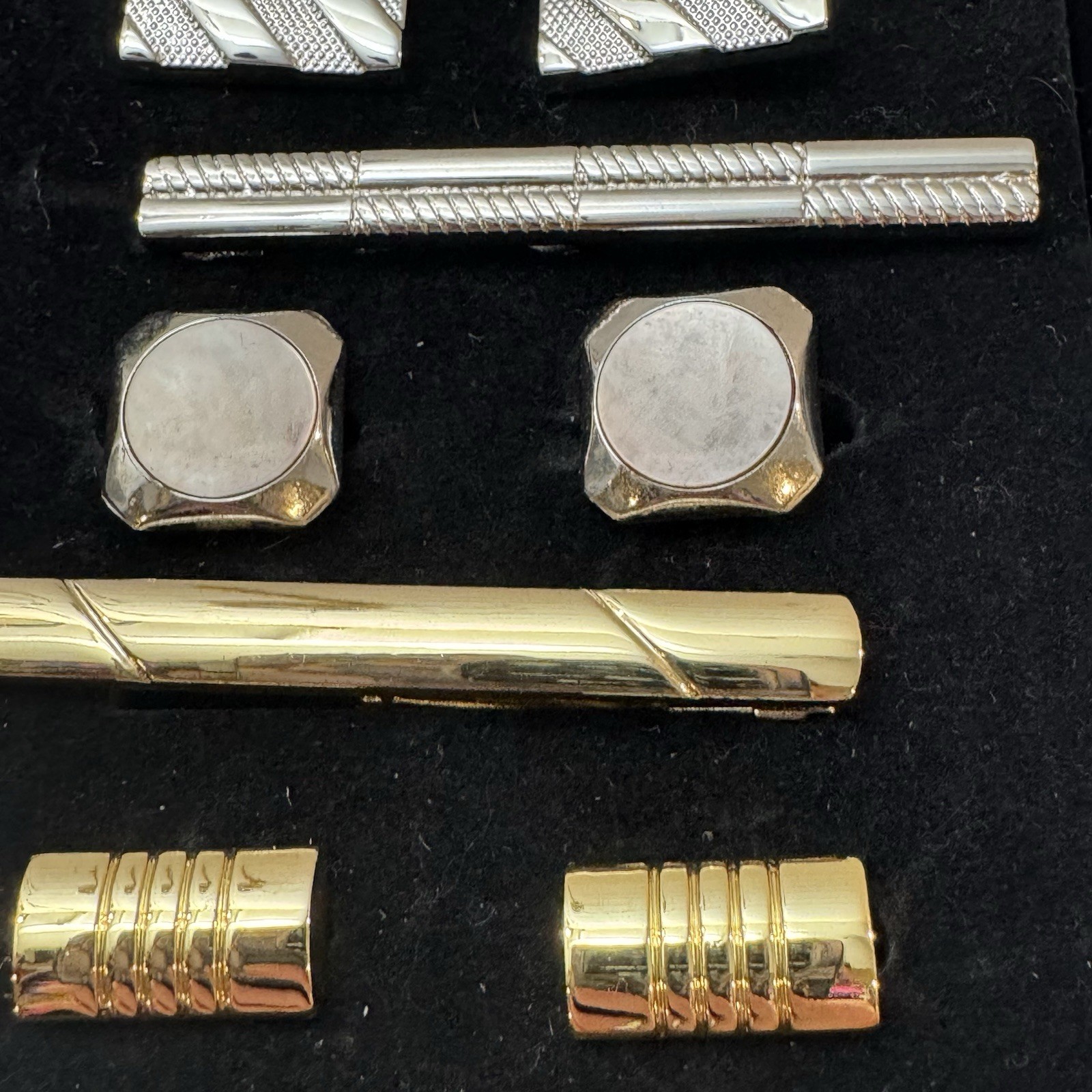 Lot of Cufflinks and Tie Clips Gold Tone Silver Tone Gunmetal 11 Pieces