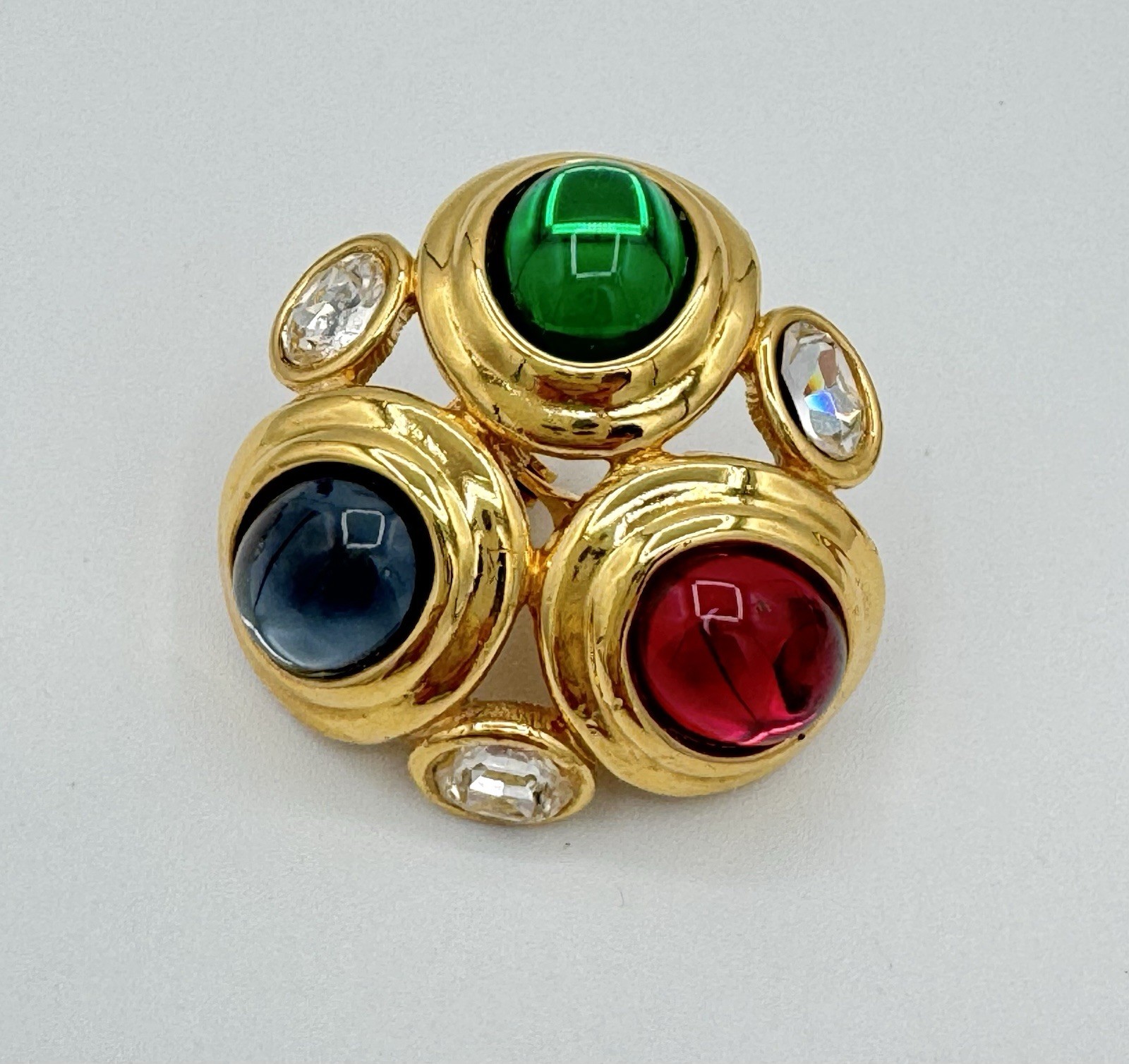 Gorgeous 1980s Monet Signed Gold Tone Gripoix-Style Glass Cabochon Clip Earrings
