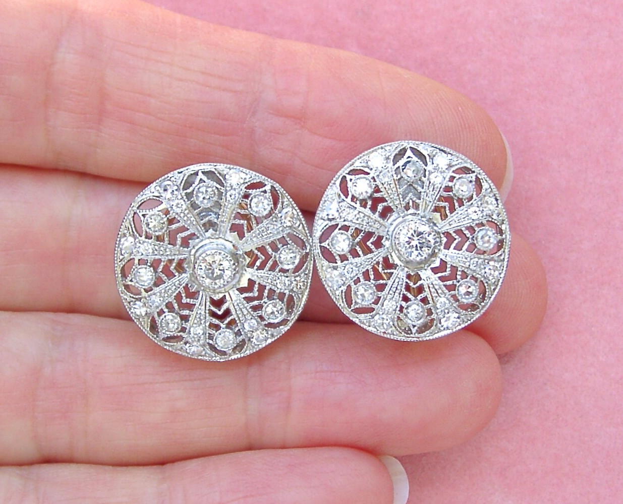 1.52ctw DIAMOND CLUSTER FILIGREE PLATINUM 13/16″ ROUND HUGGIE STUD EARRINGS 1950