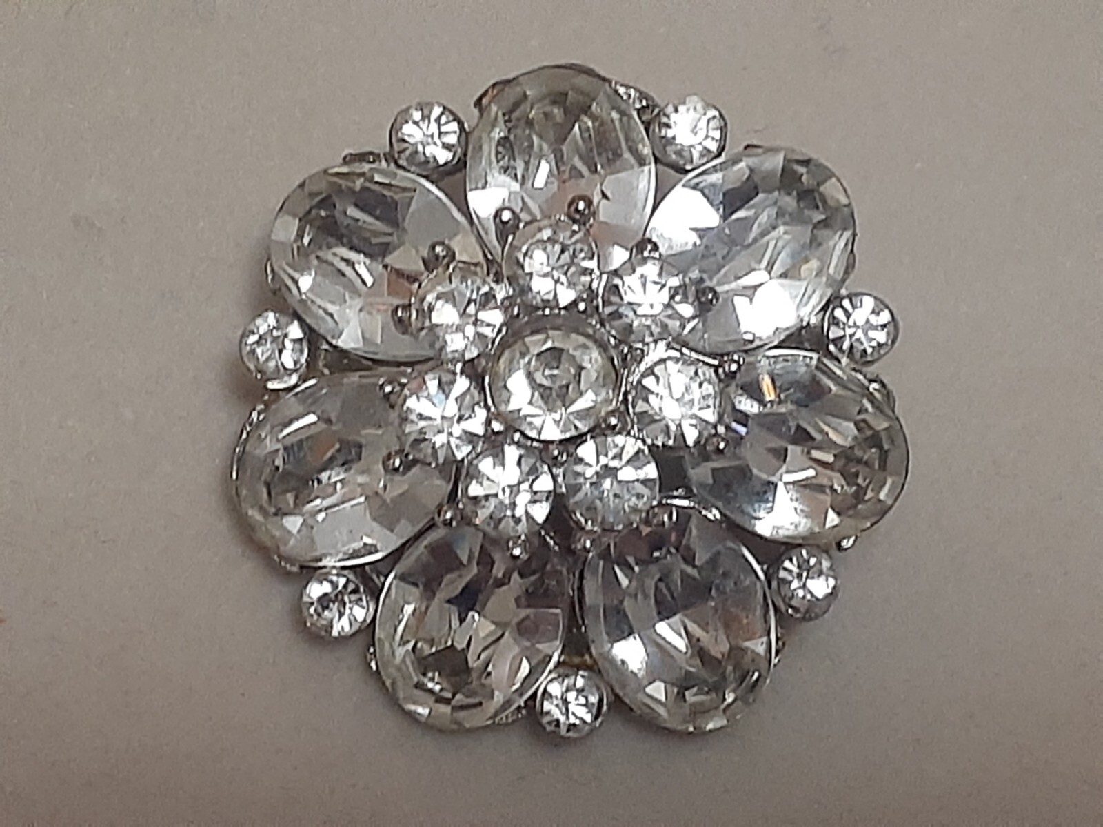 Fauceted foiled back rhinestone cluster round brooch/pin