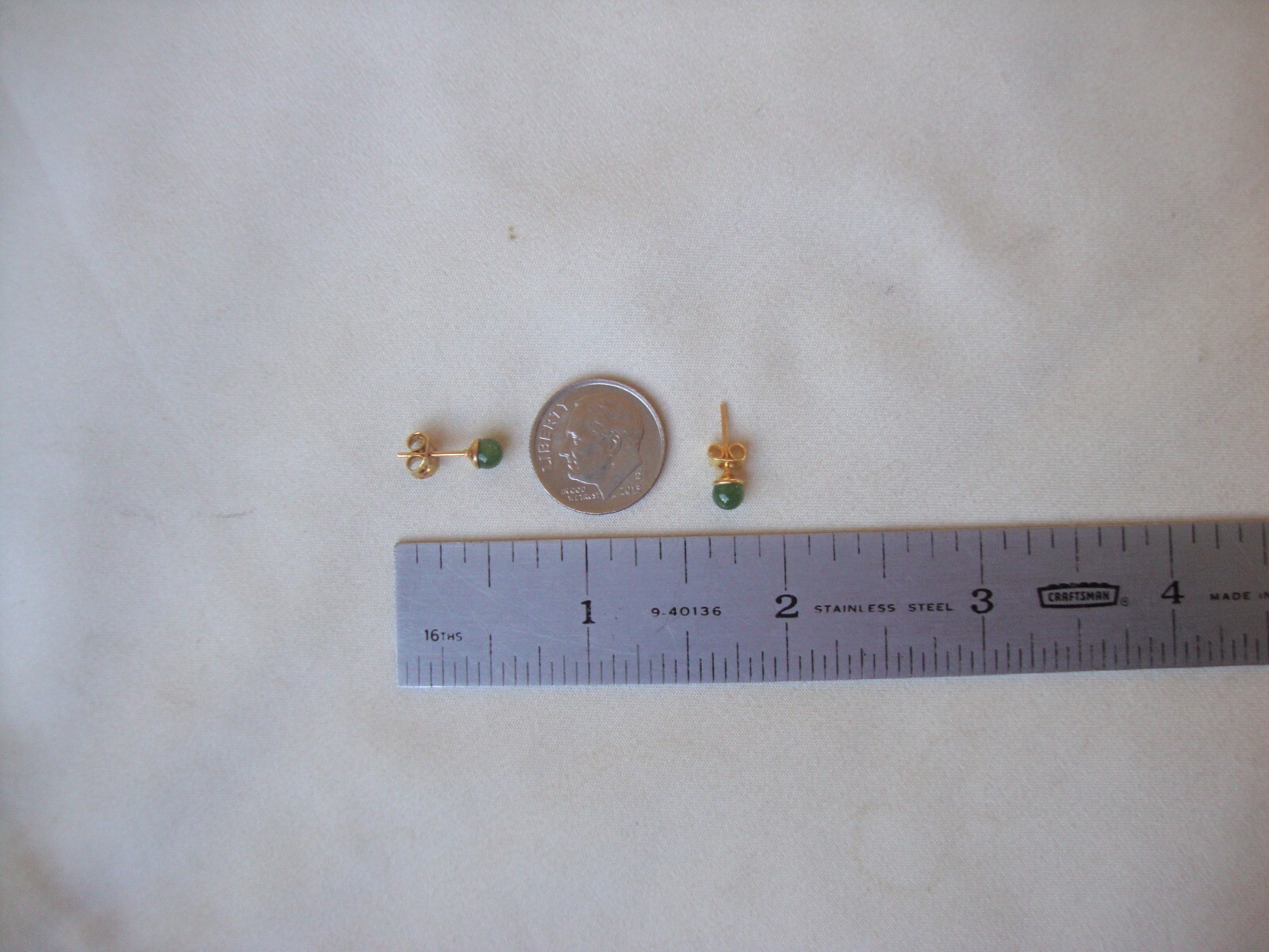 VTG CLASSIC CHINESE 4MM GREEN JADE BEAD/BALL YELLOW GOLD PLATED POST EARRINGS