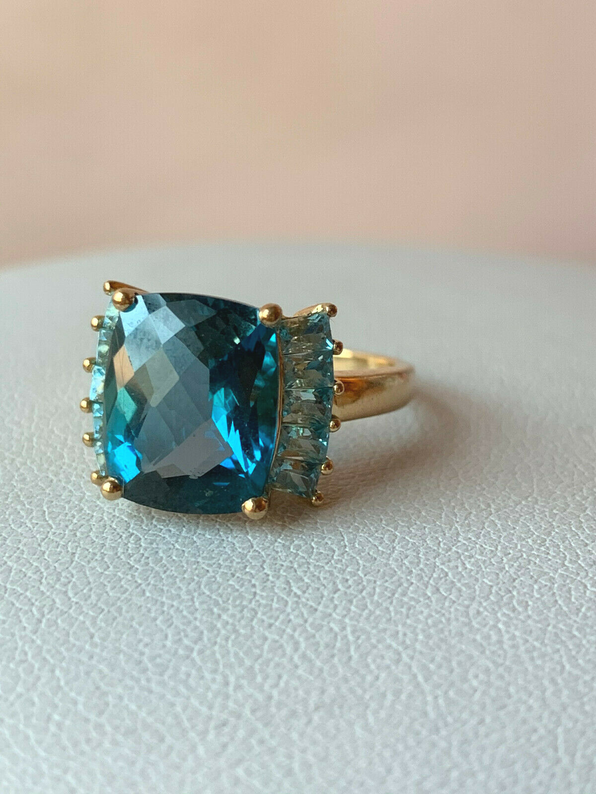 VINTAGE 14K GOLD FACETED DEEP TEAL LONDON BLUE AND LIGHT SWISS BLUE TOPAZ RING