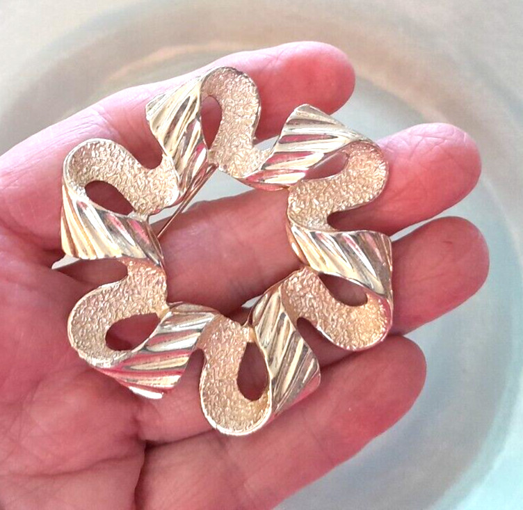 Vintage Sarah Coventry Gold Tone 2.5″ Textured Swirl Ribbon Wreath Brooch Pin
