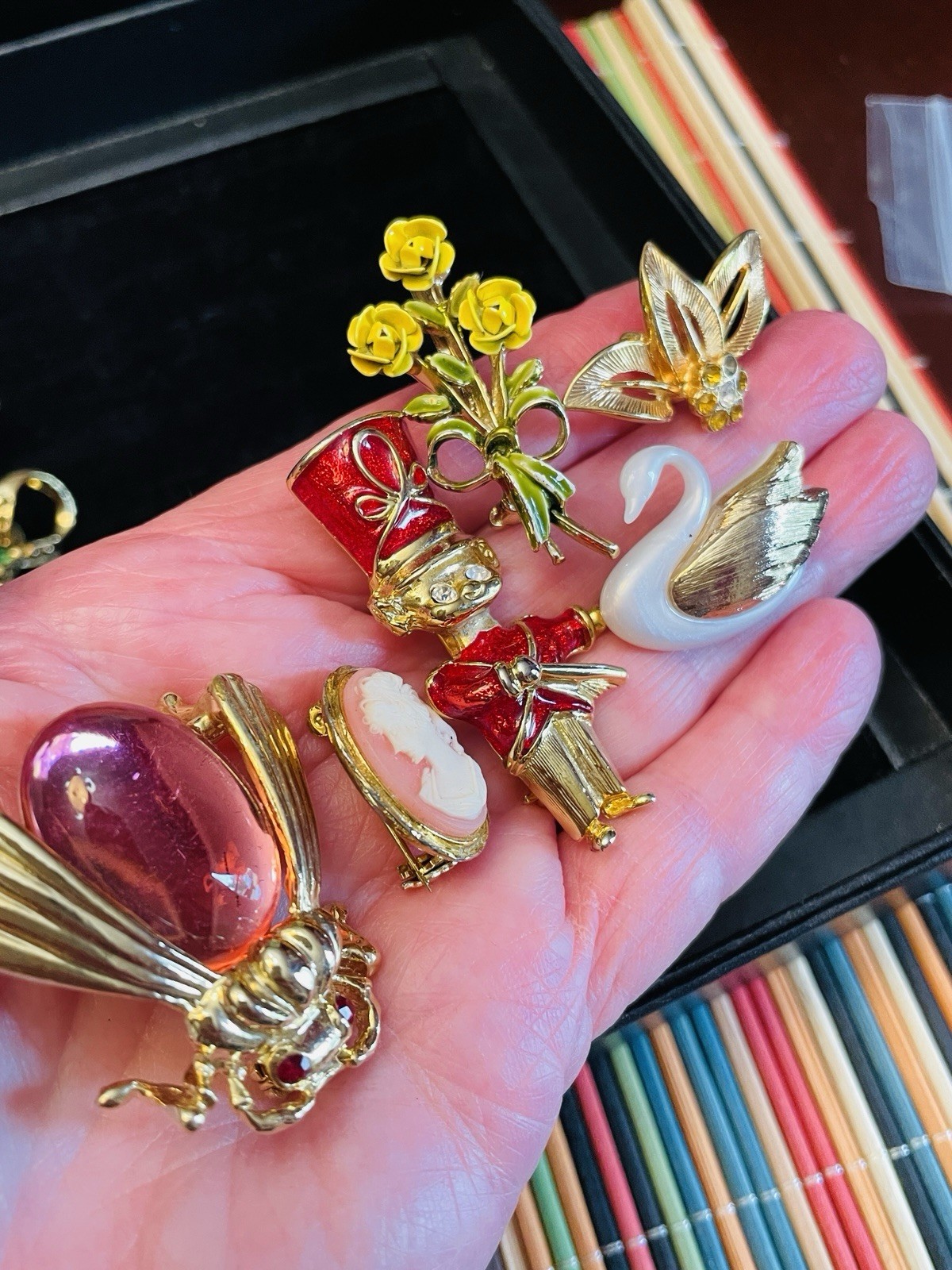 Jewelry Lot Brooches Insect Drummer Cameo Dolphin Keyring Swan Kilt Pin 18 Pcs