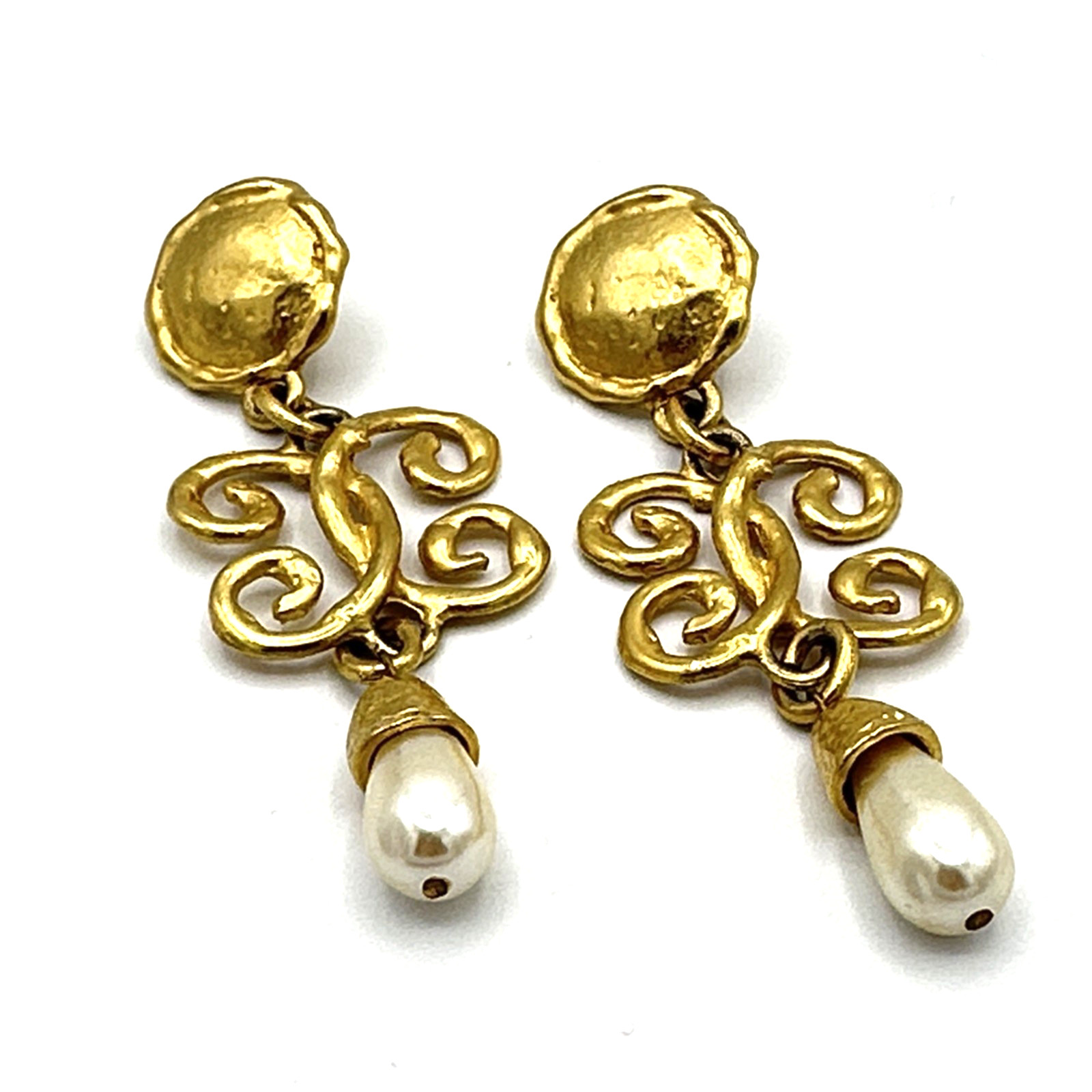 RUNWAY vintage 1980s earrings – matte gold-tone faux pearl 3.25″ long drop