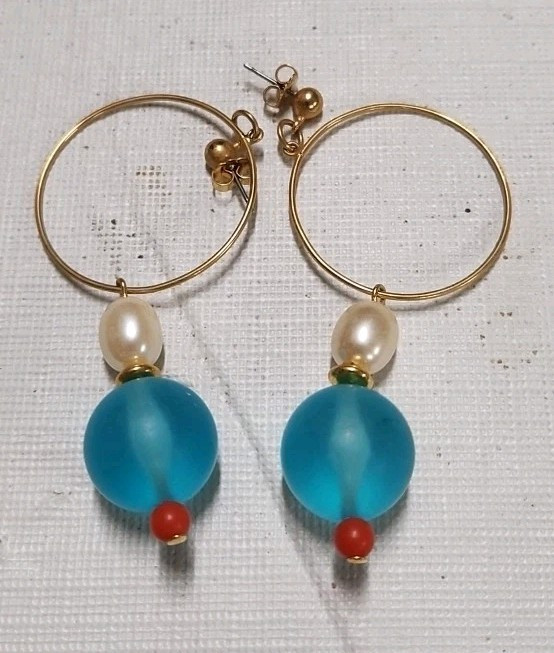 VINTAGE VERY LIGHT DANGLE EARRINGS ~ PIERCED. B1