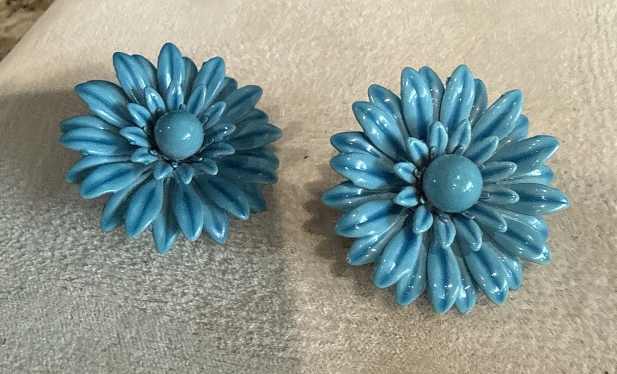 VINTAGE BLUE ENAMEL METAL DAISY FLOWER POWER CLIP-ON EARRINGS