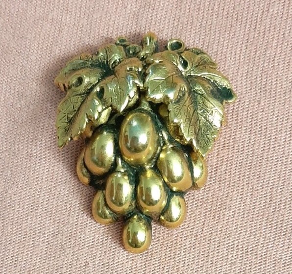 Vintage Gold Tone Cluster Bunch of Grapes Jacket Lapel Pin