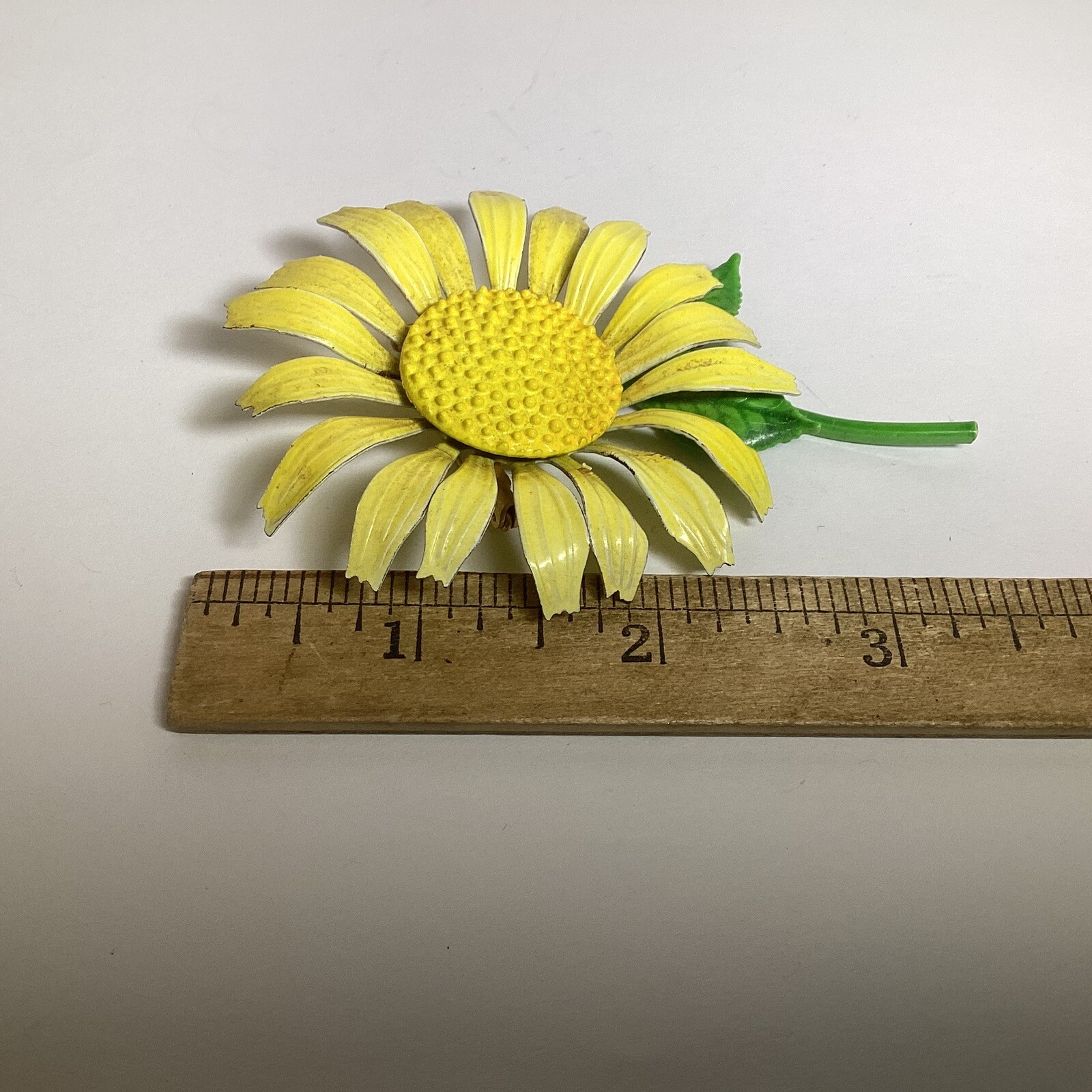 RETRO 1960’s YELLOW ENAMEL DAISY BROOCH WITH GREEN STEM