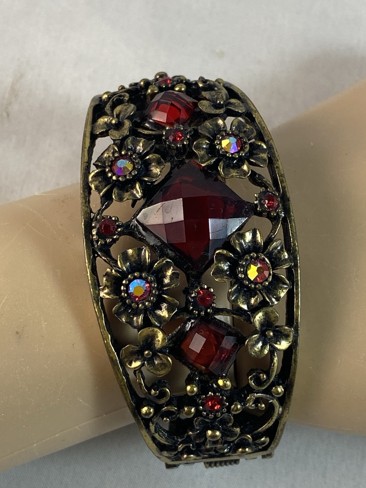 STUNNING VINTAGE LOOKING RED RHINESTONE CRYSTAL STATEMENT BANGLE BRACELET ~ S/M